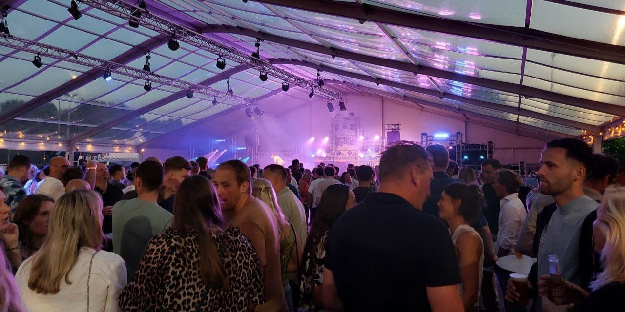 Foto: Veluwade festival halverwege: 'Gaat om Hierdense gezelligheid'