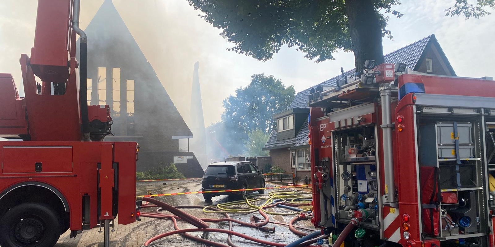 Foto: Zeer grote brand Regenboogkerk Epe, pand als verloren beschouwd
