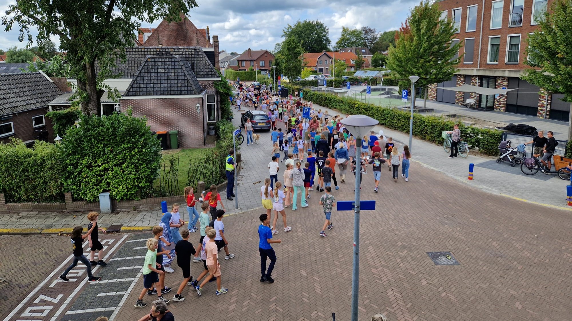 Foto: Kindcentrum Oranje Nassau viert einde van de zomervakantie met lawaaioptocht