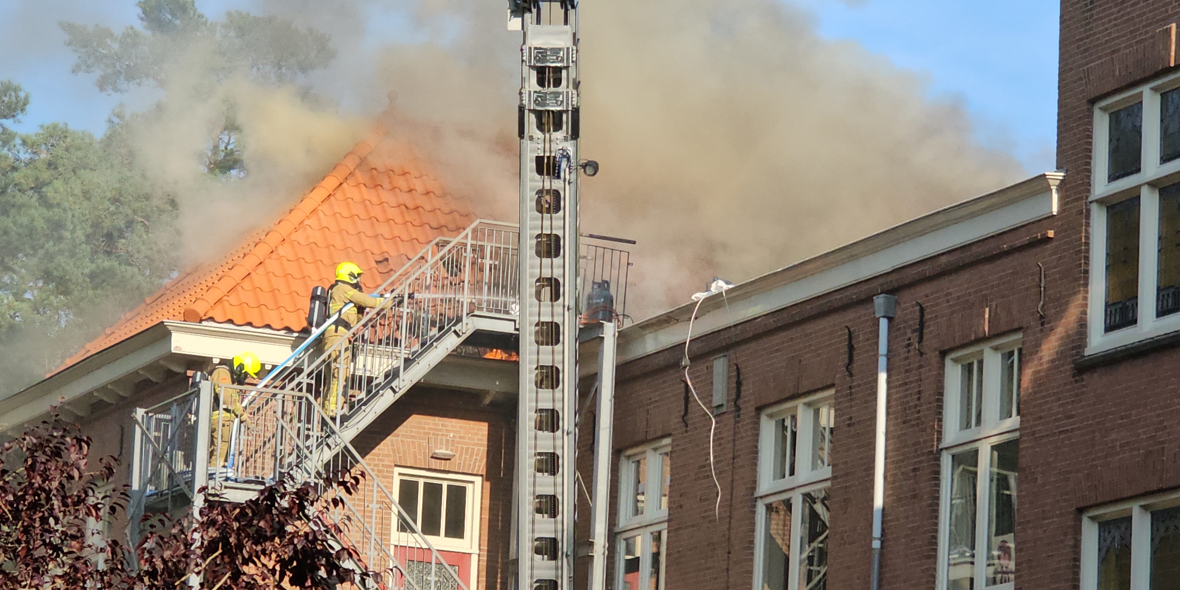 Foto: Brandweer schaalt op naar grote brand Groenelaantje
