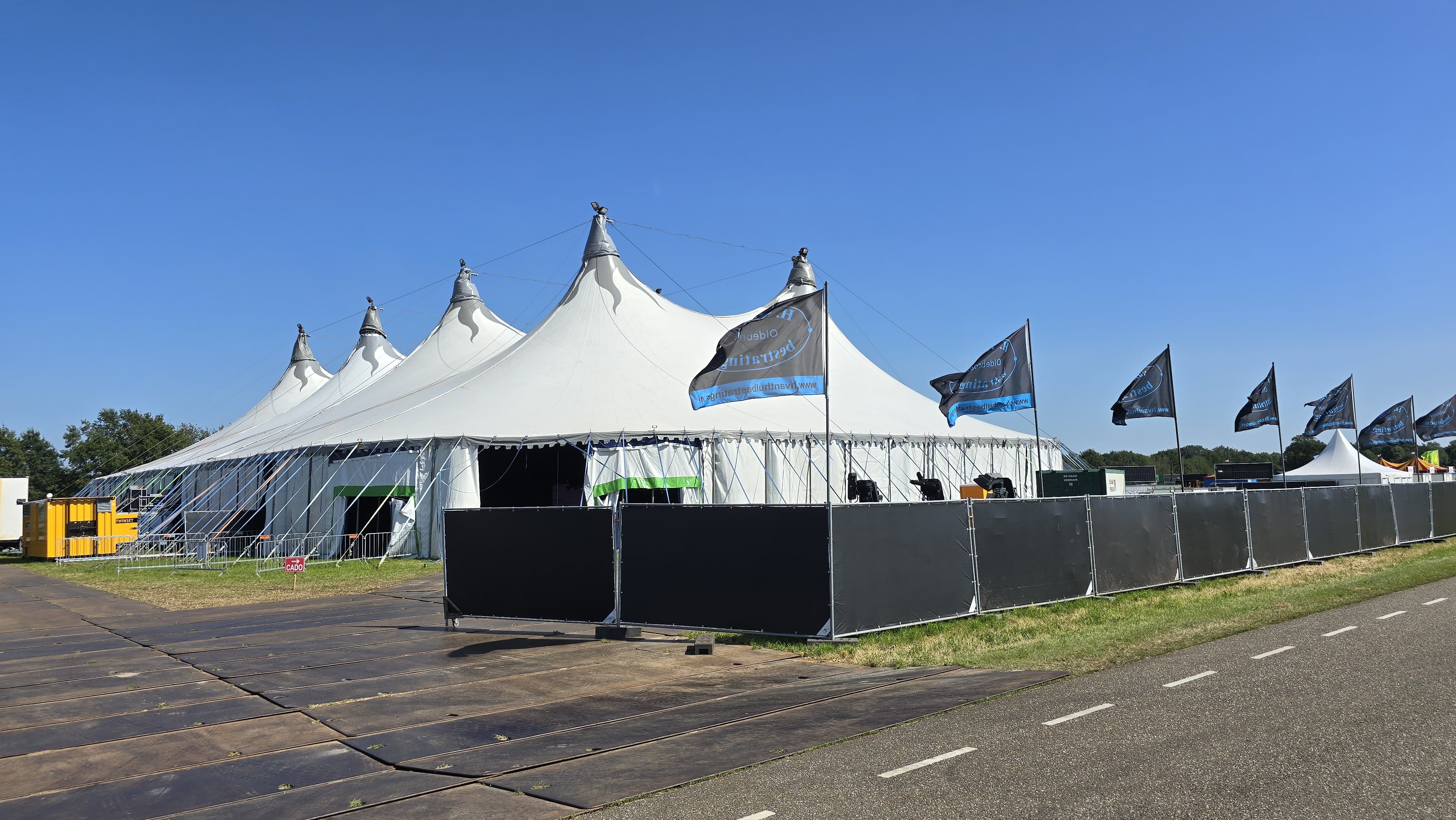 Foto: Er kan bijna gehost worden: laatste voorbereidingen voor Mega Piraten Festijn in Oldebroek