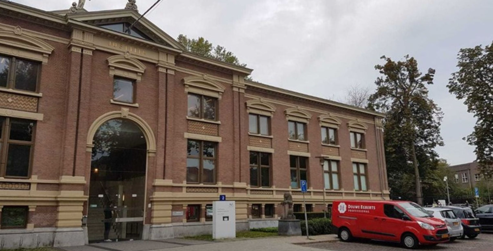 Foto: Dochter beschuldigt vader van misbruik, volgens hem waren het onschuldige kusjes