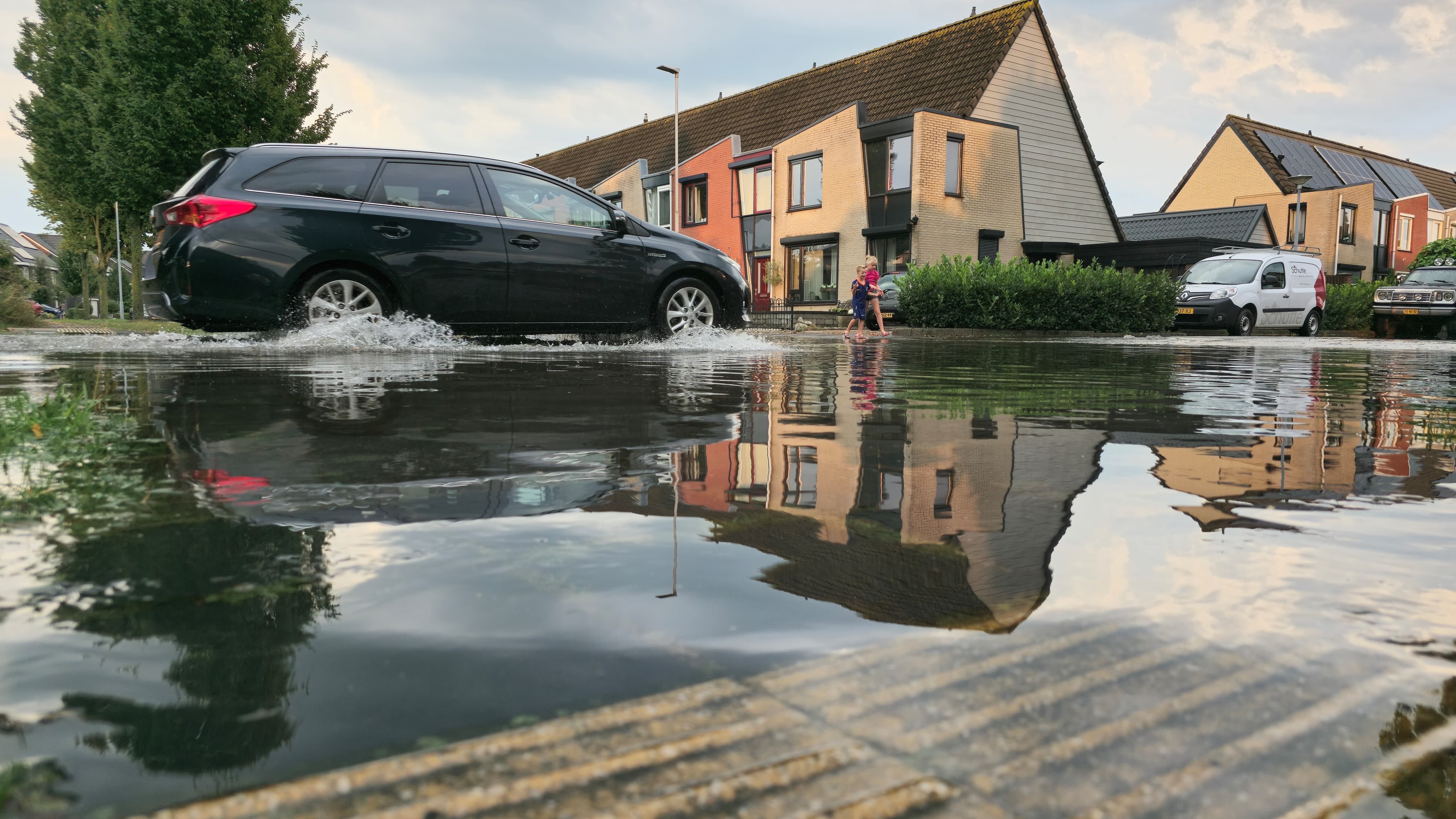 Foto: Straten blank: waterpret- en overlast in Wezep, bekijk hier de compilatie