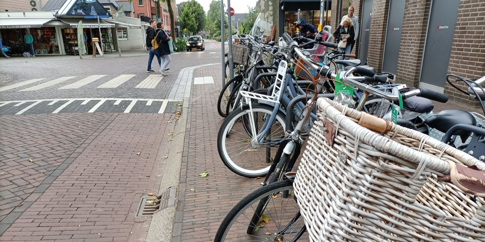 Foto: Nunspeet houdt centrum fietsvrij: 'Niemand wil onderuit gefietst worden'
