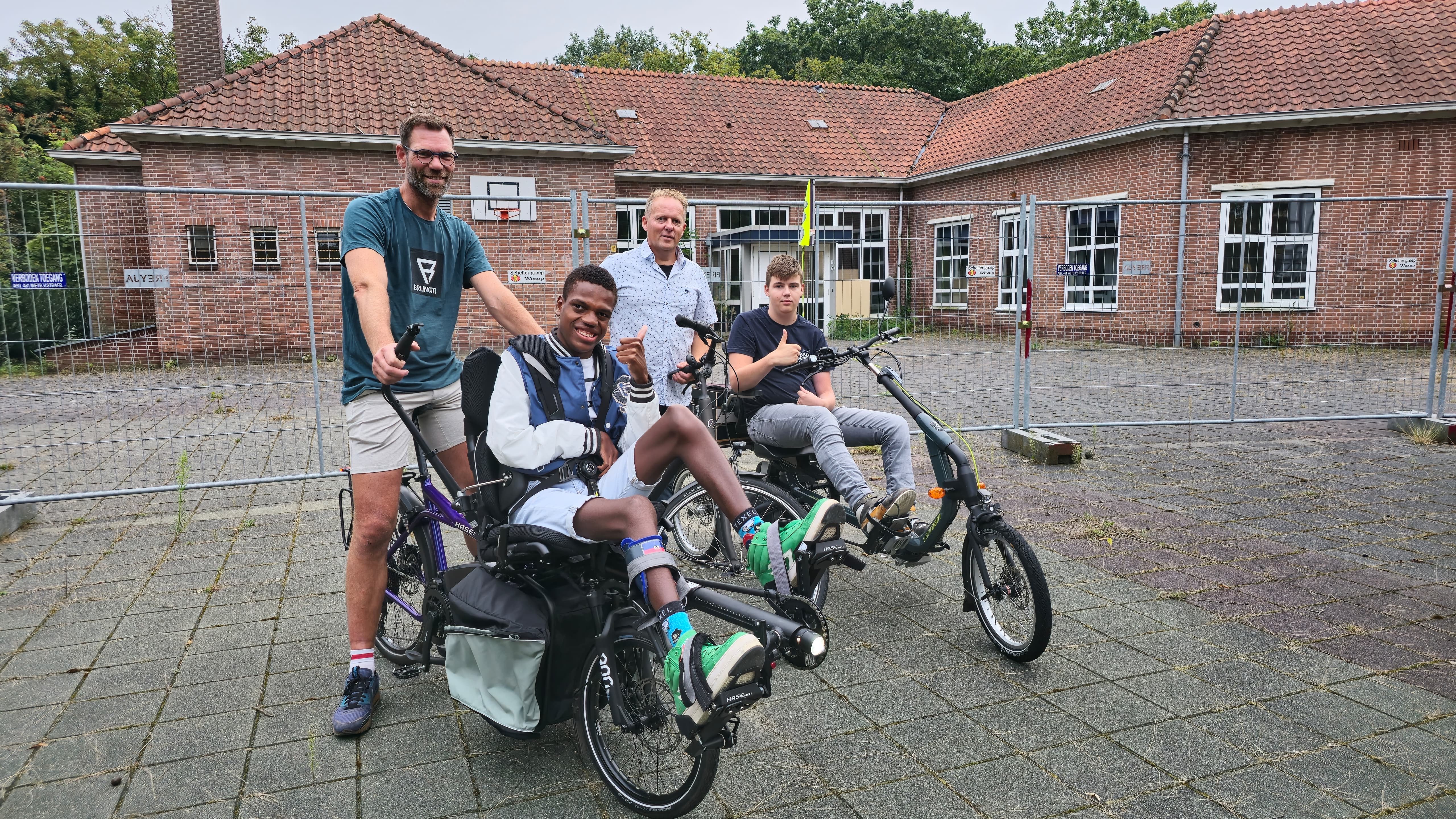 Foto: VIDEO: Thomas en Jephté fietsen voor De Plataan in Wezep: ‘Deze jongens willen ook graag een eigen kamer’