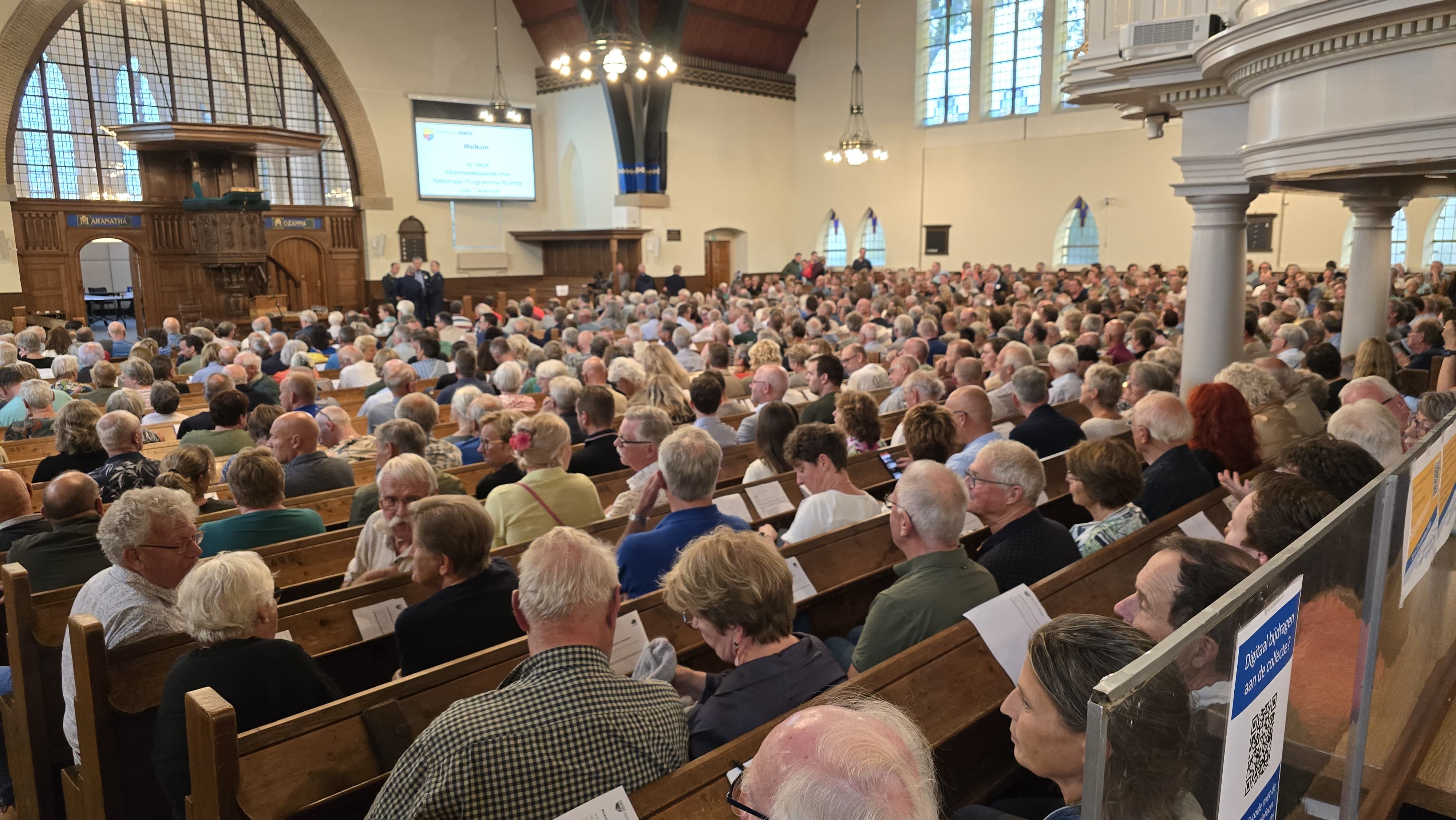 Foto: Informatieavond defensie zorgt voor stampvolle kerk in Heerde, onrust over uitbreiding militaire activiteiten