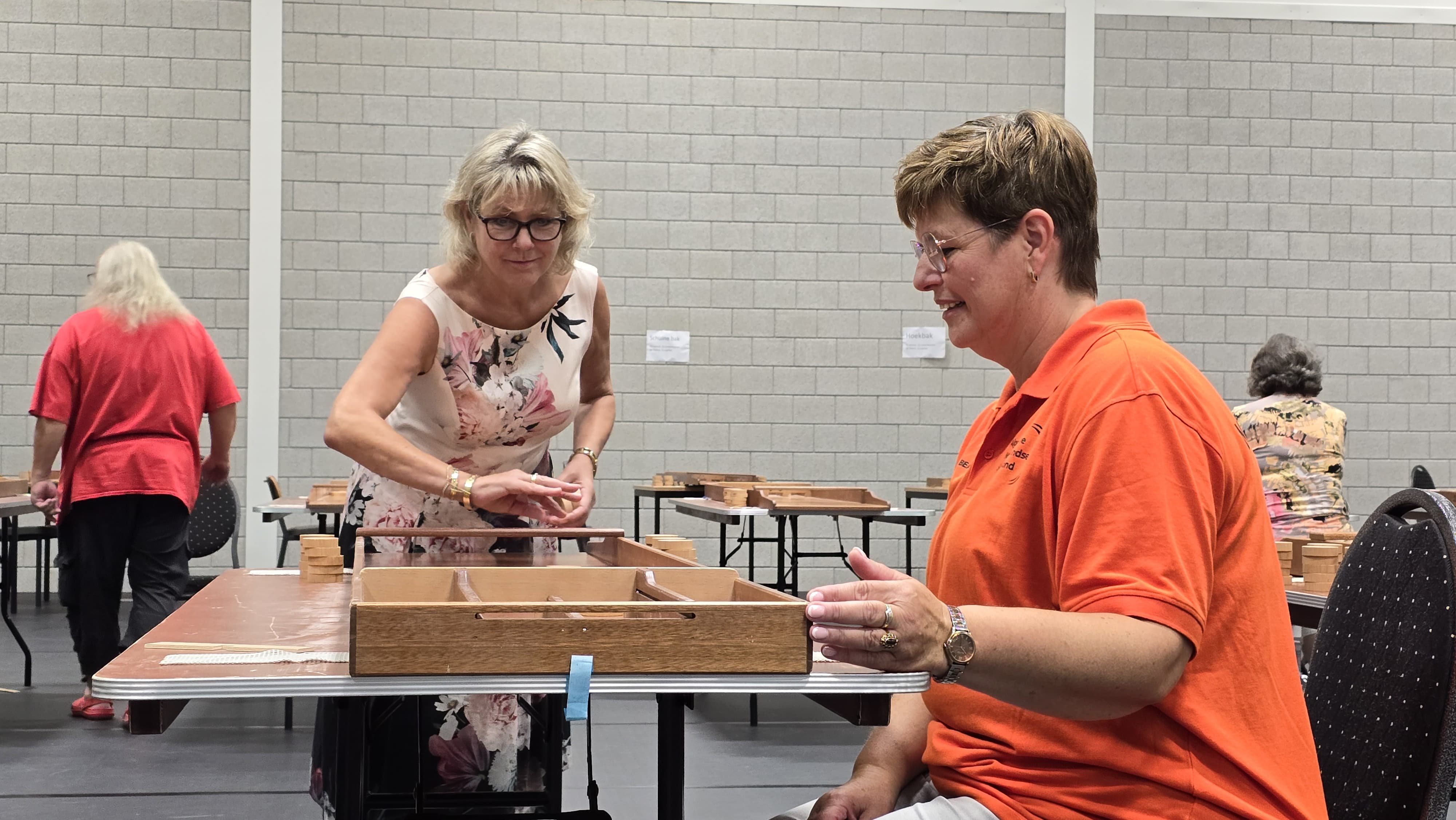Foto: Succesvolle sjoelinterland in Oosterwolde mét een goede tip van de burgemeester: ‘Zet het uiteinde niet richting een raam’