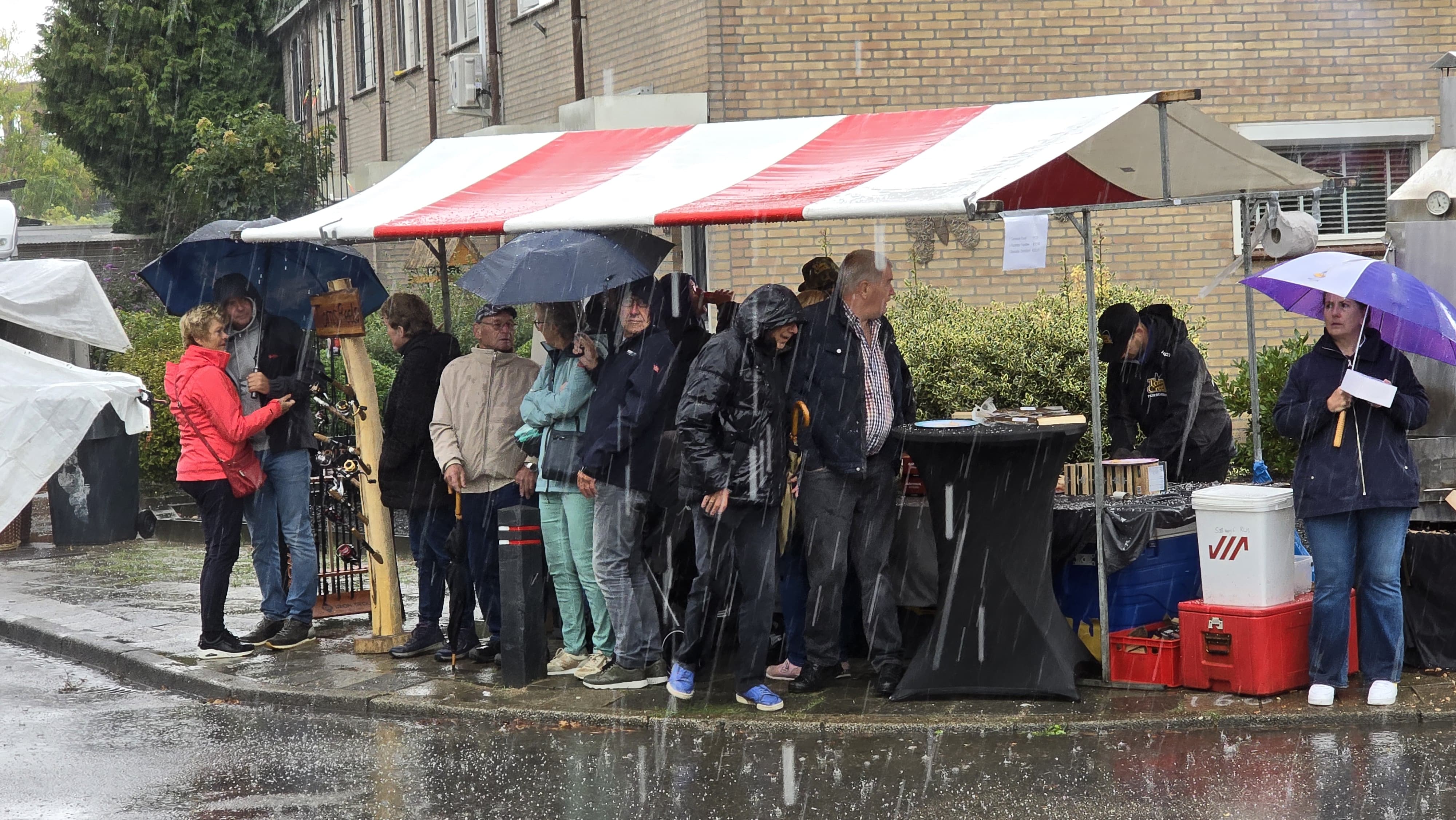 Foto: Regen en onweer, maar wel ouderwetse gezelligheid op Schapenmarkt: ‘Ik heb oe echt al joar’n niet ezien’