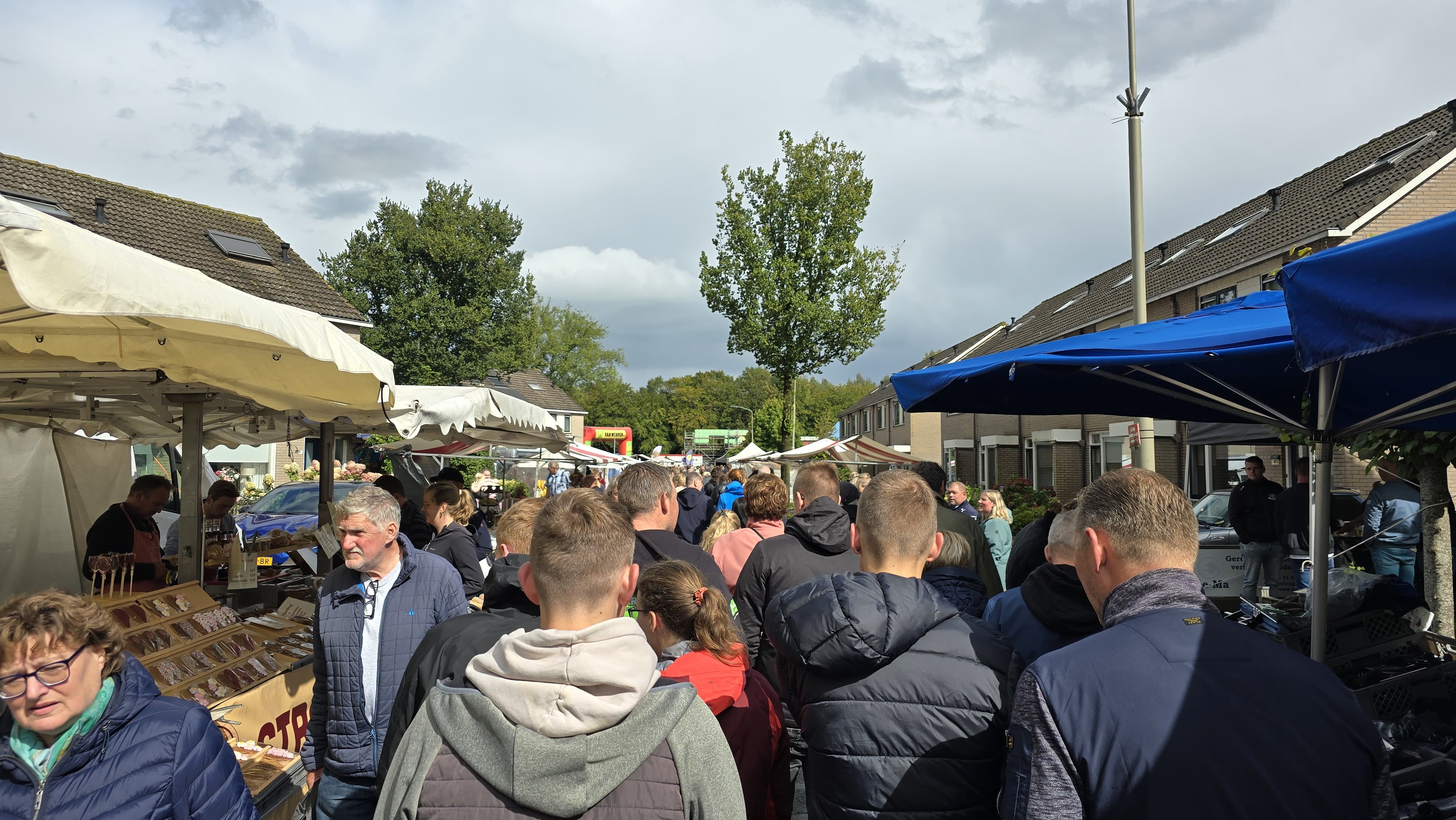 Foto: Regen en onweer, maar wel ouderwetse gezelligheid op Schapenmarkt: ‘Ik heb oe echt al joar’n niet ezien’