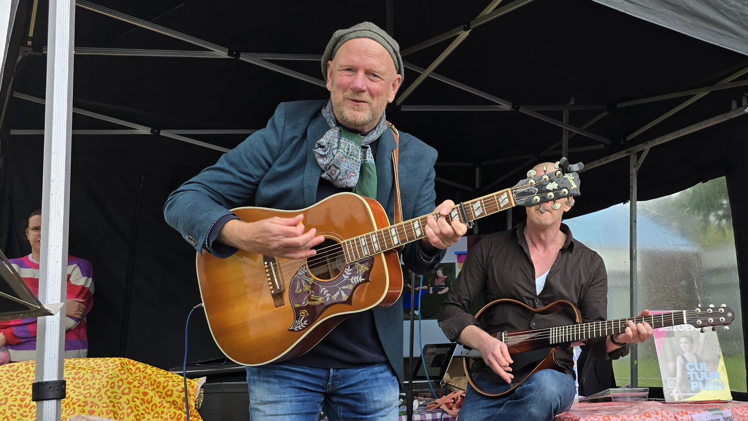 Foto: Regen en onweer, maar wel ouderwetse gezelligheid op Schapenmarkt: ‘Ik heb oe echt al joar’n niet ezien’