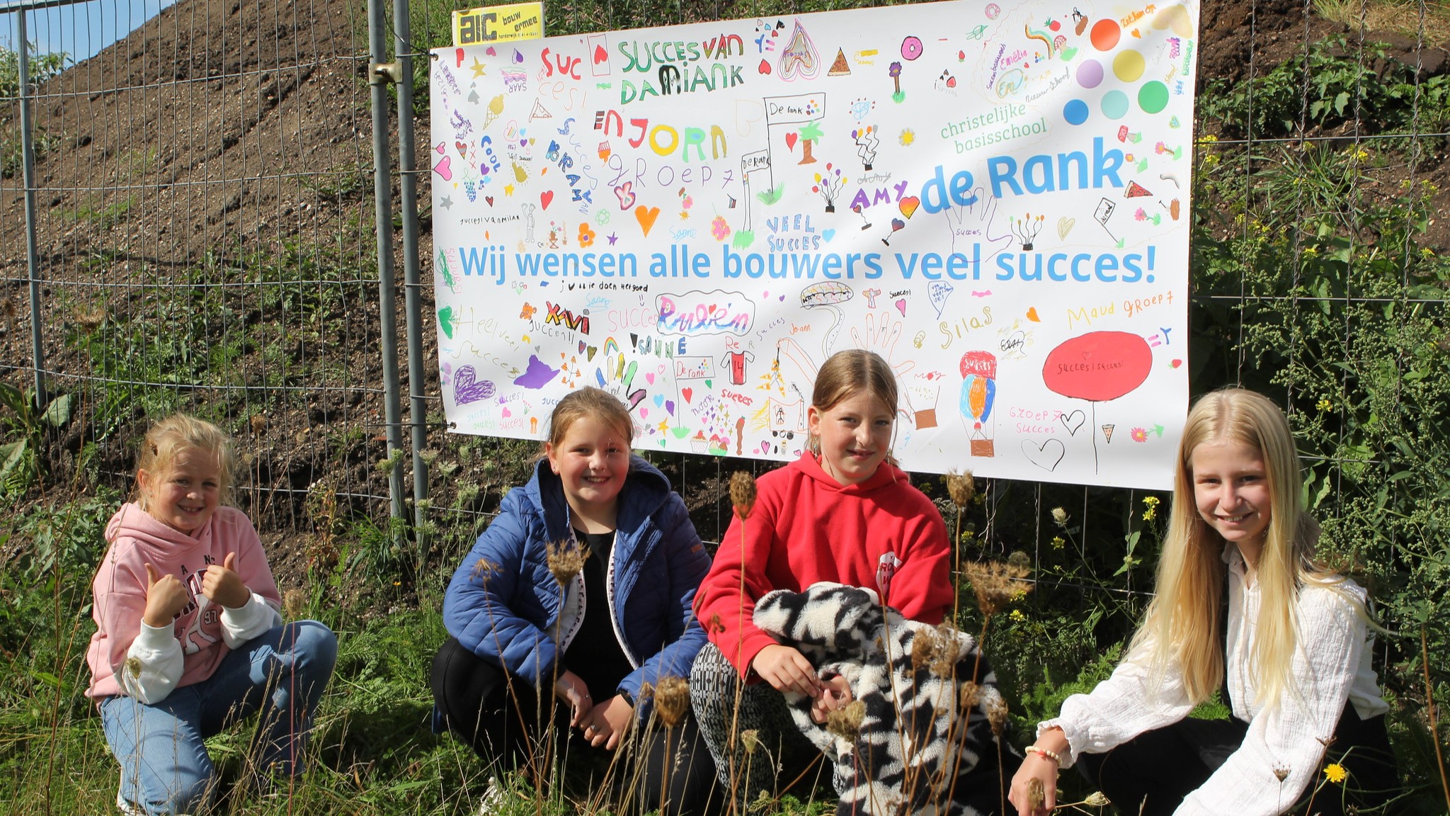 Foto: Kijk hier hoe kinderen van De Rank in Wezep bouwers van nieuwe school een hart onder de riem steken