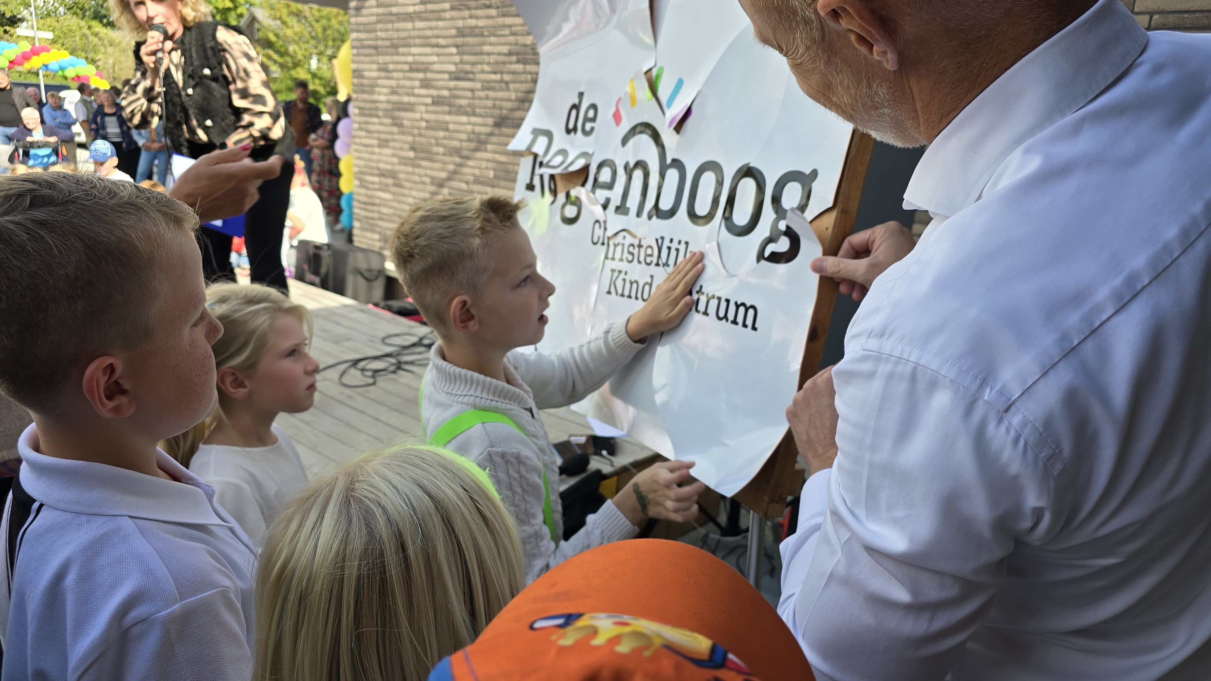 Foto: VIDEO: Nieuwe Regenboogschool in Oldebroek officieel geopend: ‘Een echte aanwinst voor Oldebroek’