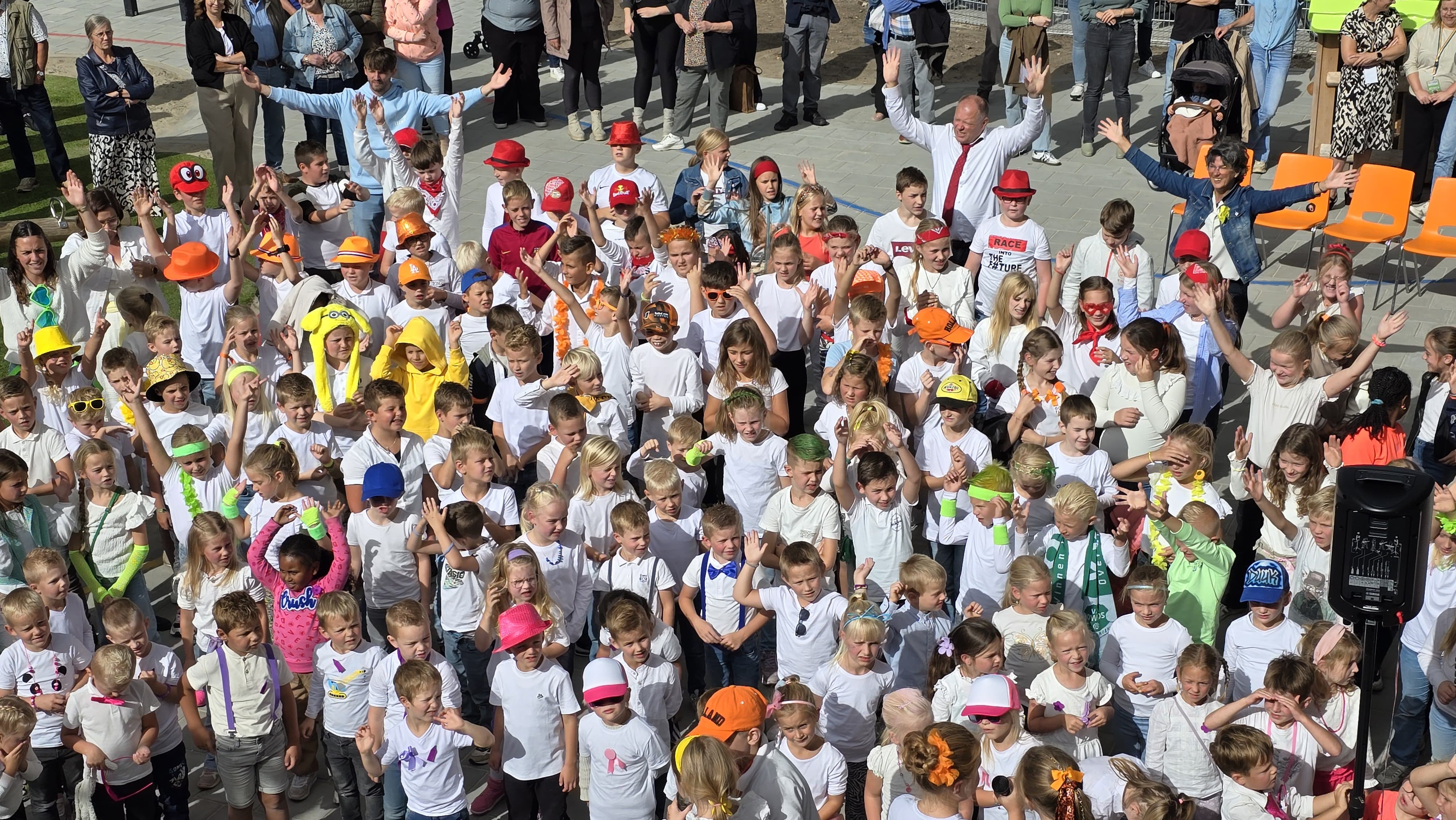 Foto: VIDEO: Nieuwe Regenboogschool in Oldebroek officieel geopend: ‘Een echte aanwinst voor Oldebroek’