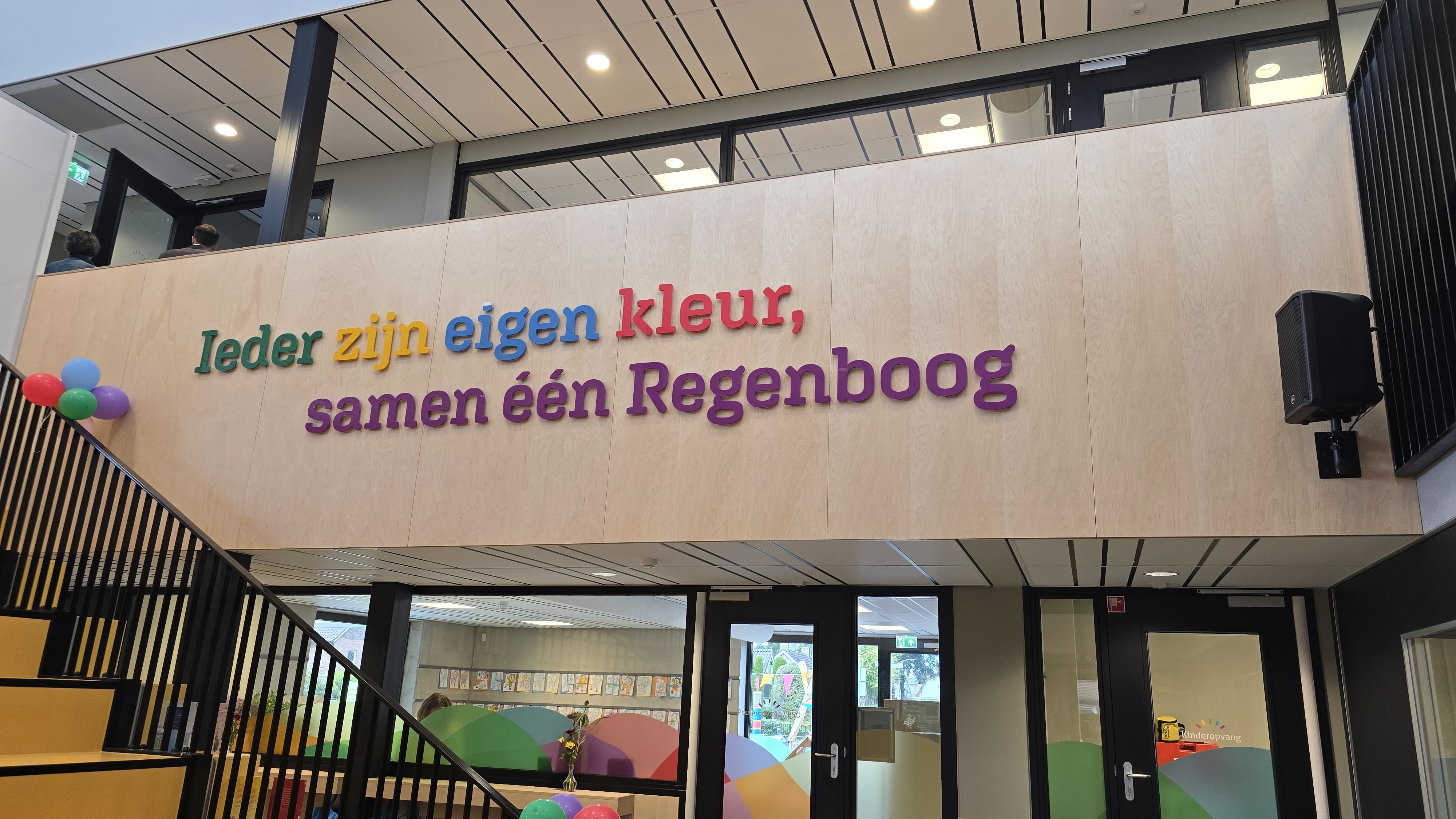 Foto: VIDEO: Nieuwe Regenboogschool in Oldebroek officieel geopend: ‘Een echte aanwinst voor Oldebroek’