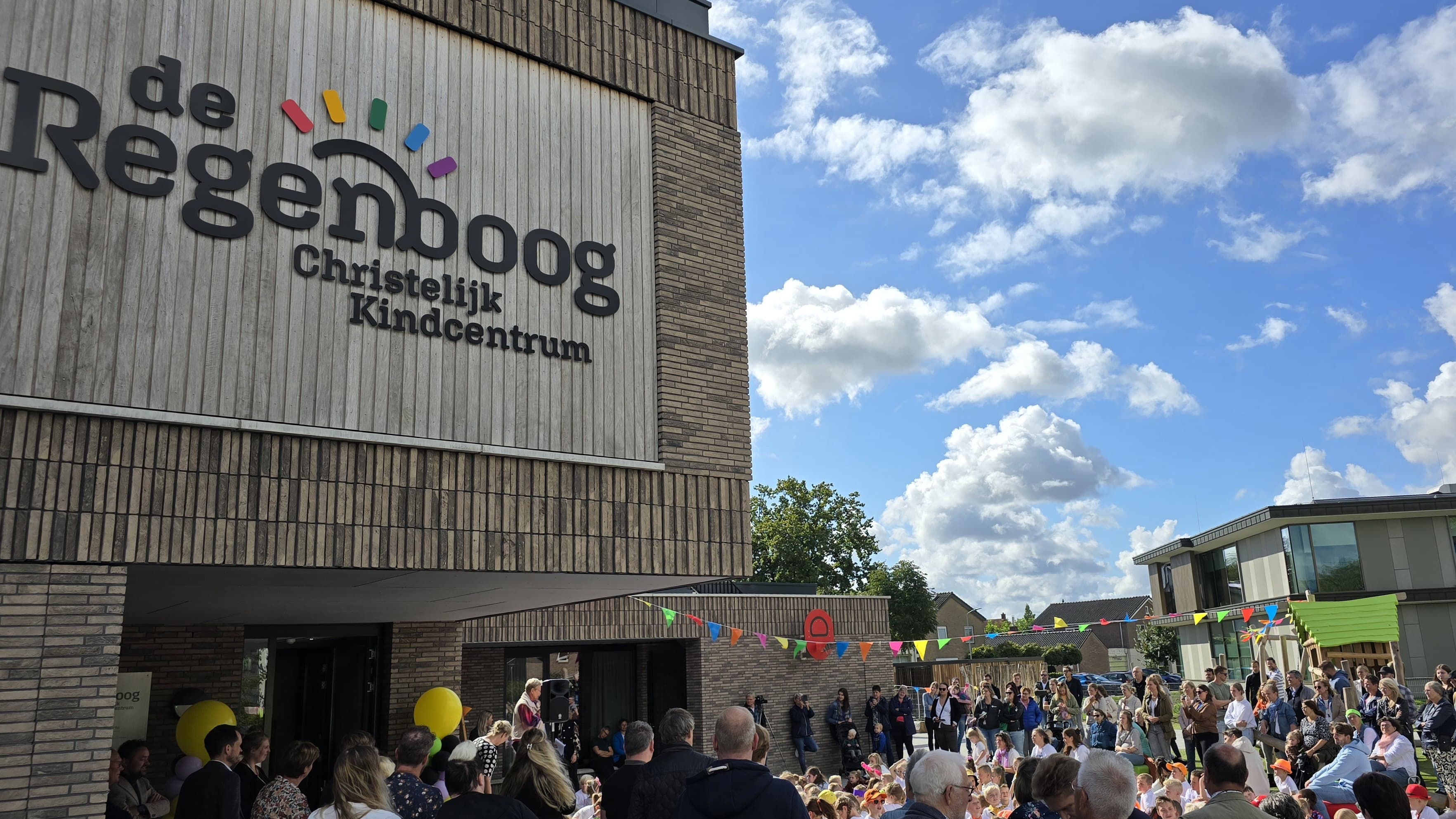 Foto: VIDEO: Nieuwe Regenboogschool in Oldebroek officieel geopend: ‘Een echte aanwinst voor Oldebroek’