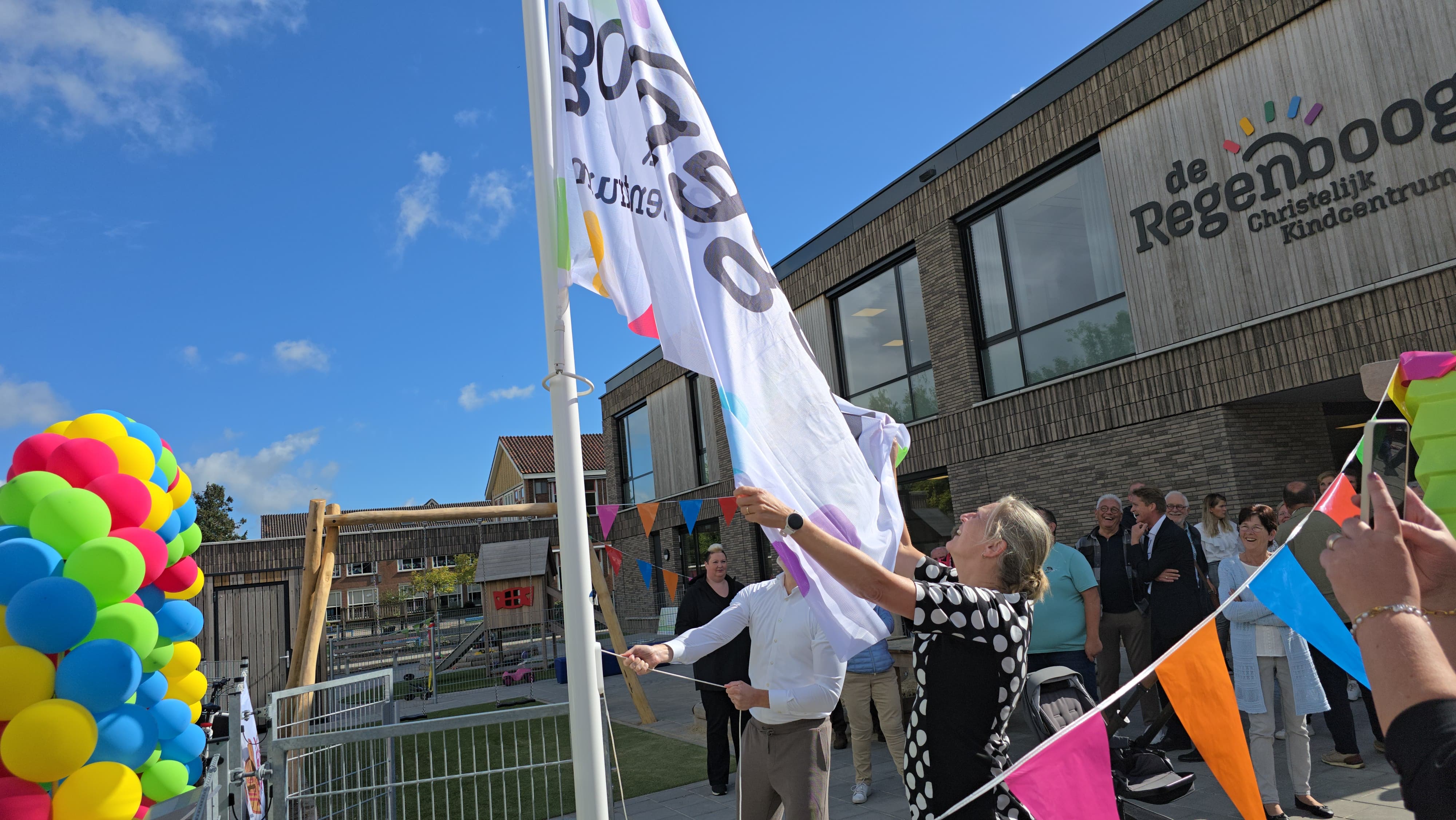 Foto: VIDEO: Nieuwe Regenboogschool in Oldebroek officieel geopend: ‘Een echte aanwinst voor Oldebroek’