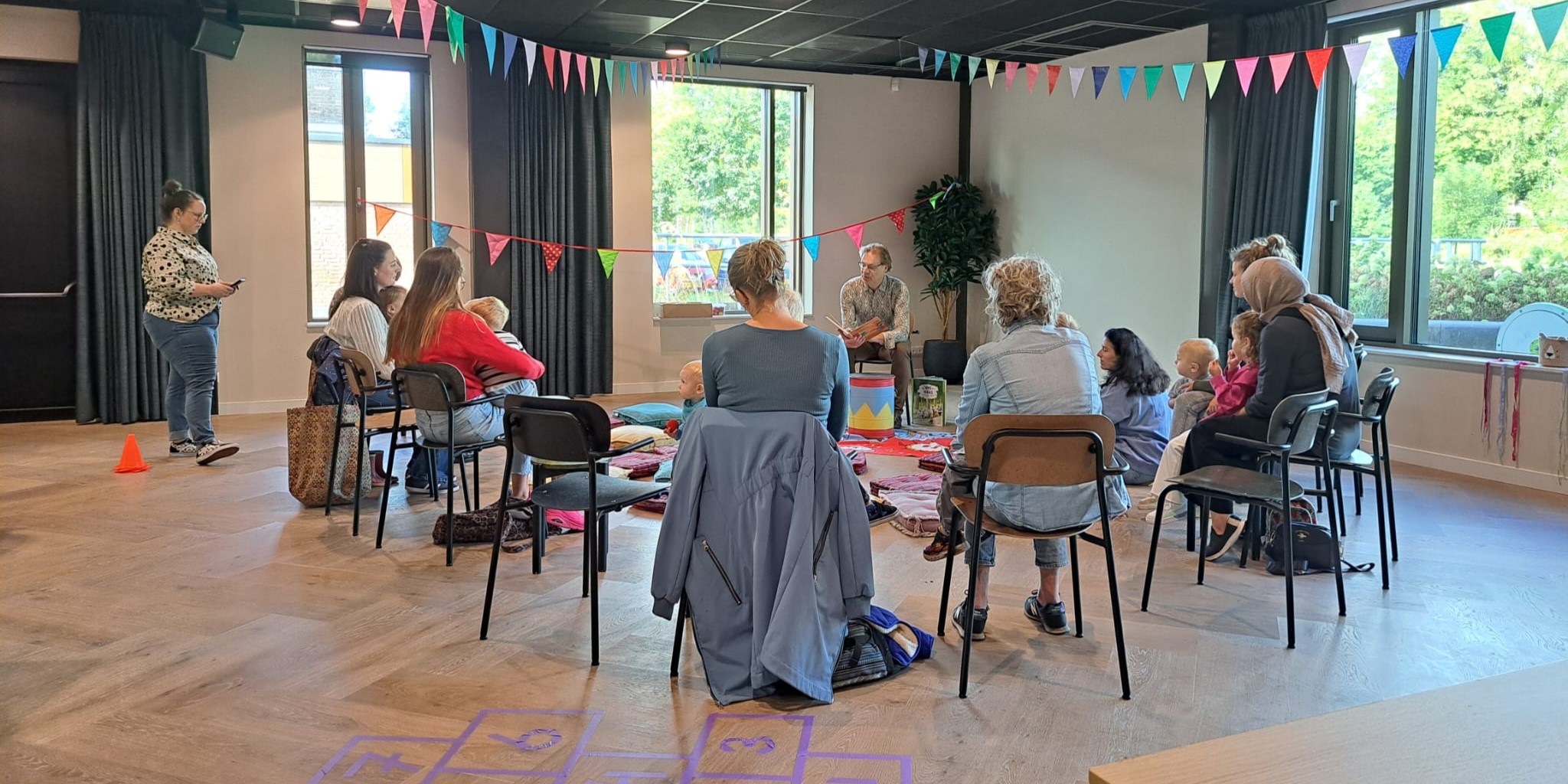 Foto: PeuterBieb in Harderwijk geopend: 'In de eerste jaren bouwen kinderen woordenschat op'