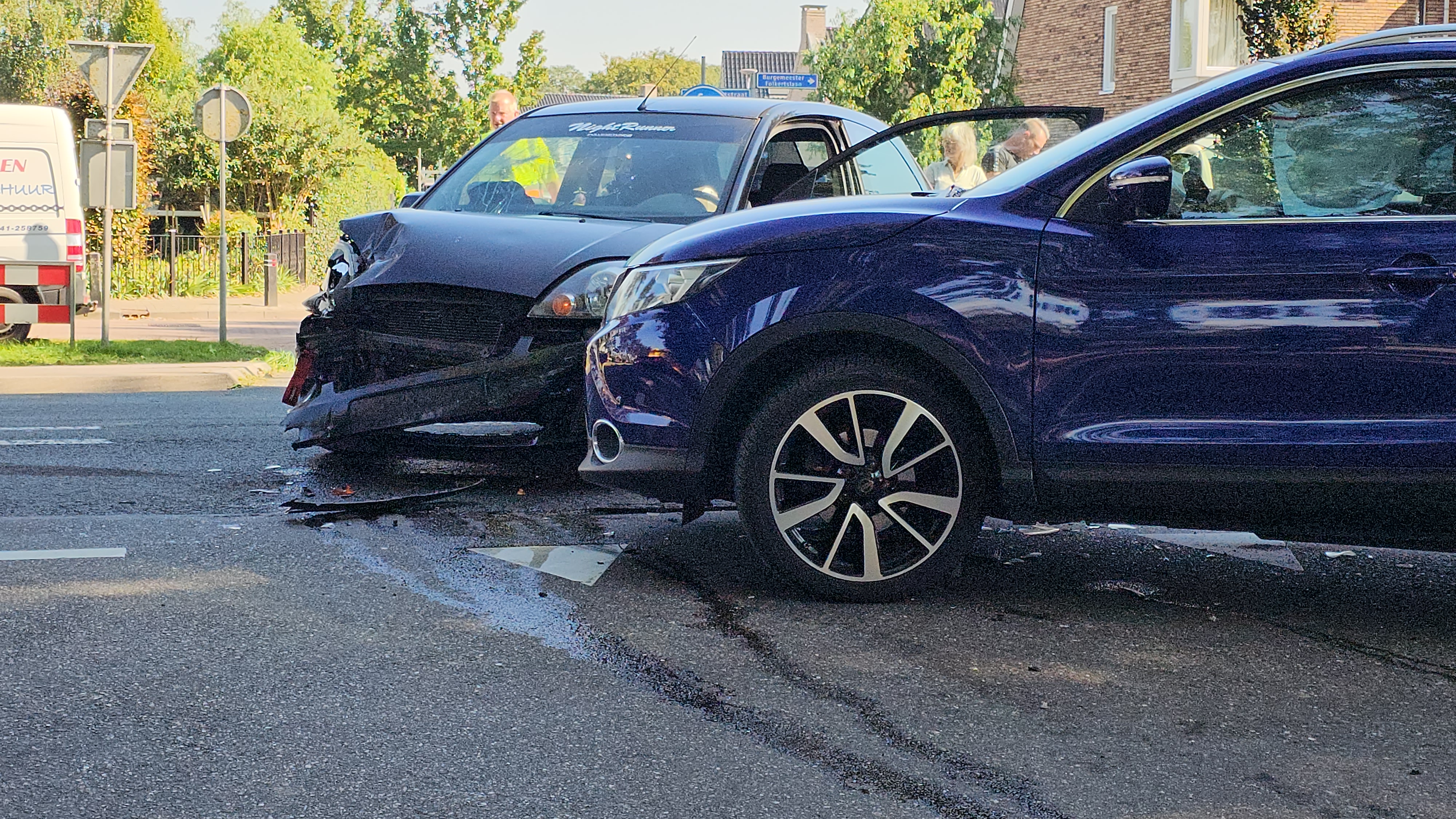 Foto: Ongeval tussen twee auto's zorgt voor verkeersinfarct in Elburg