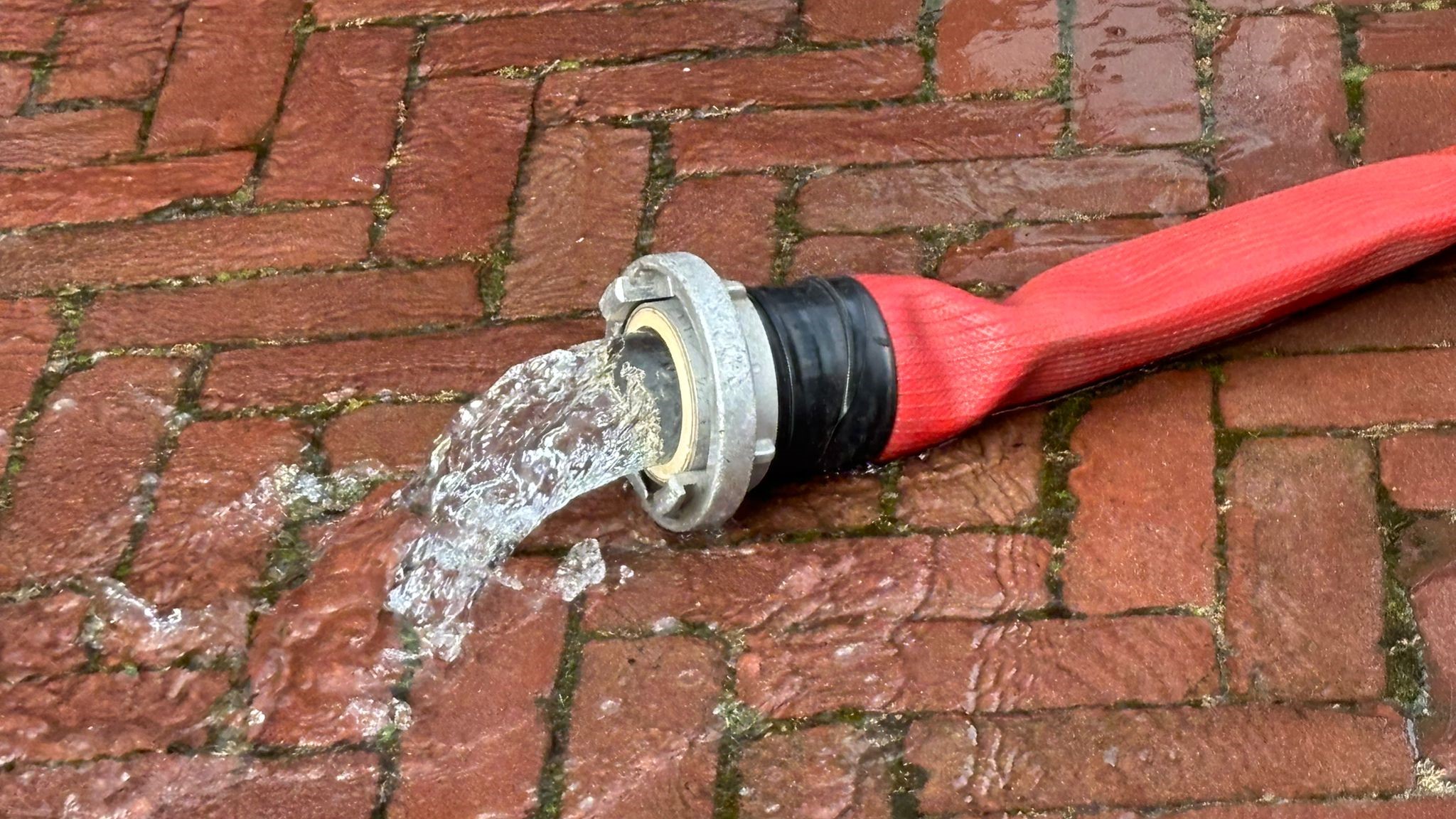 Foto: Kopers van huis zien ineens de kelder van hun nieuwe woning onder water staan