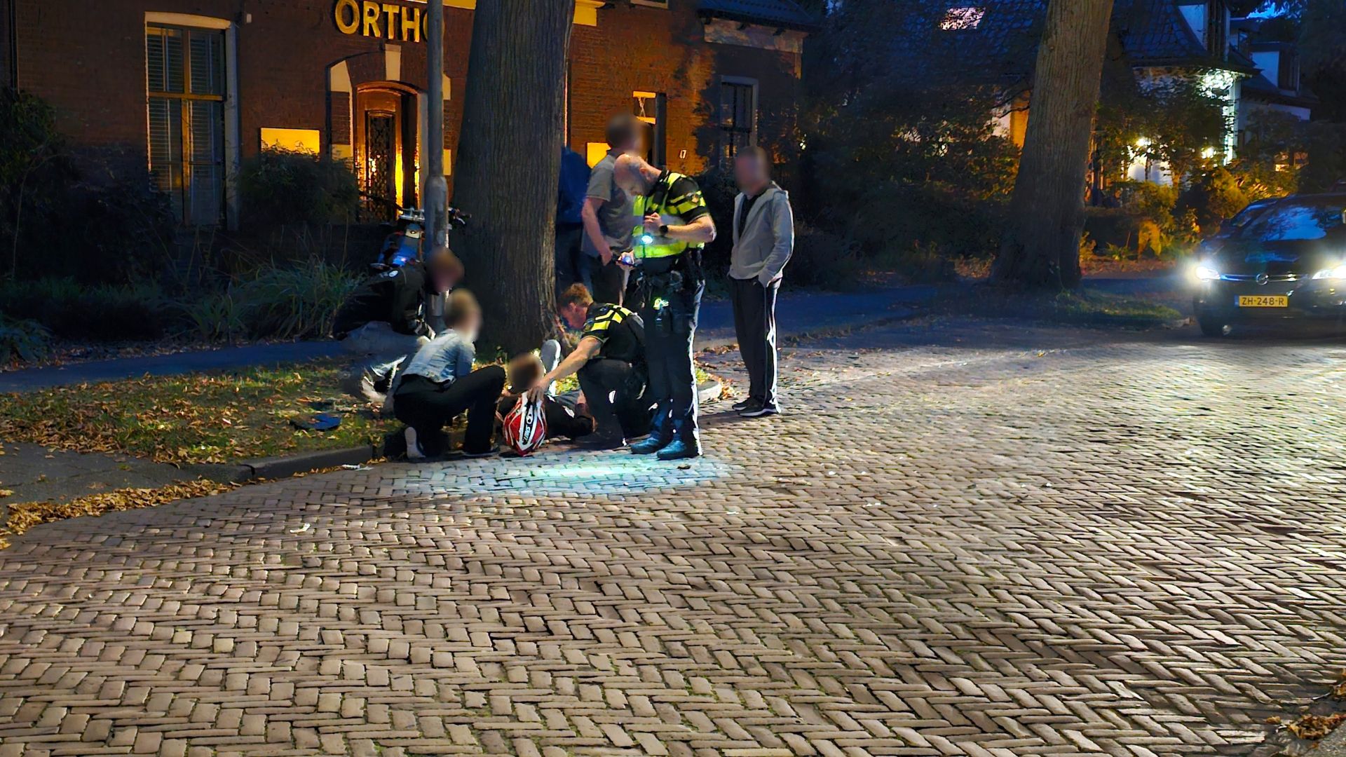 Foto: Brommerrijder botst tegen boom, buurtbewoners schieten te hulp