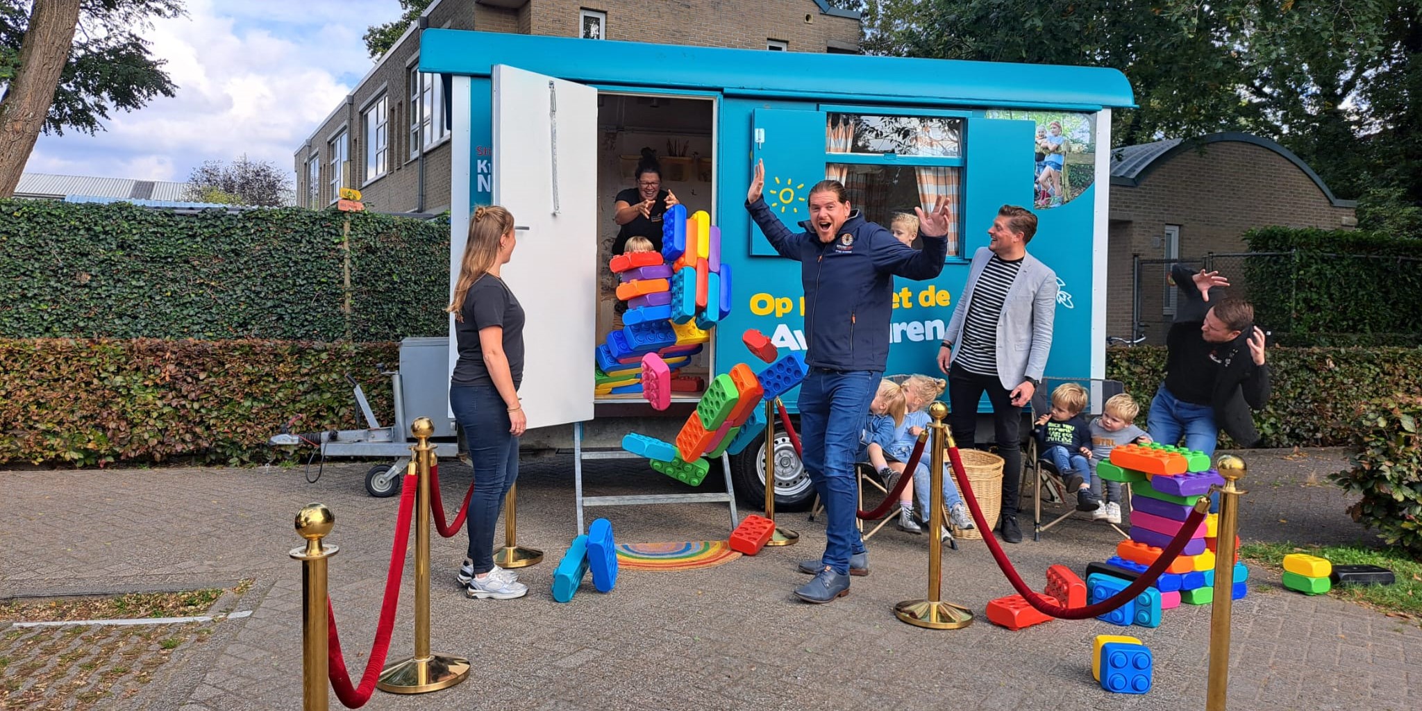 Foto: Tafelronde doneert pipowagen aan Stichting Kindcentrum Nunspeet