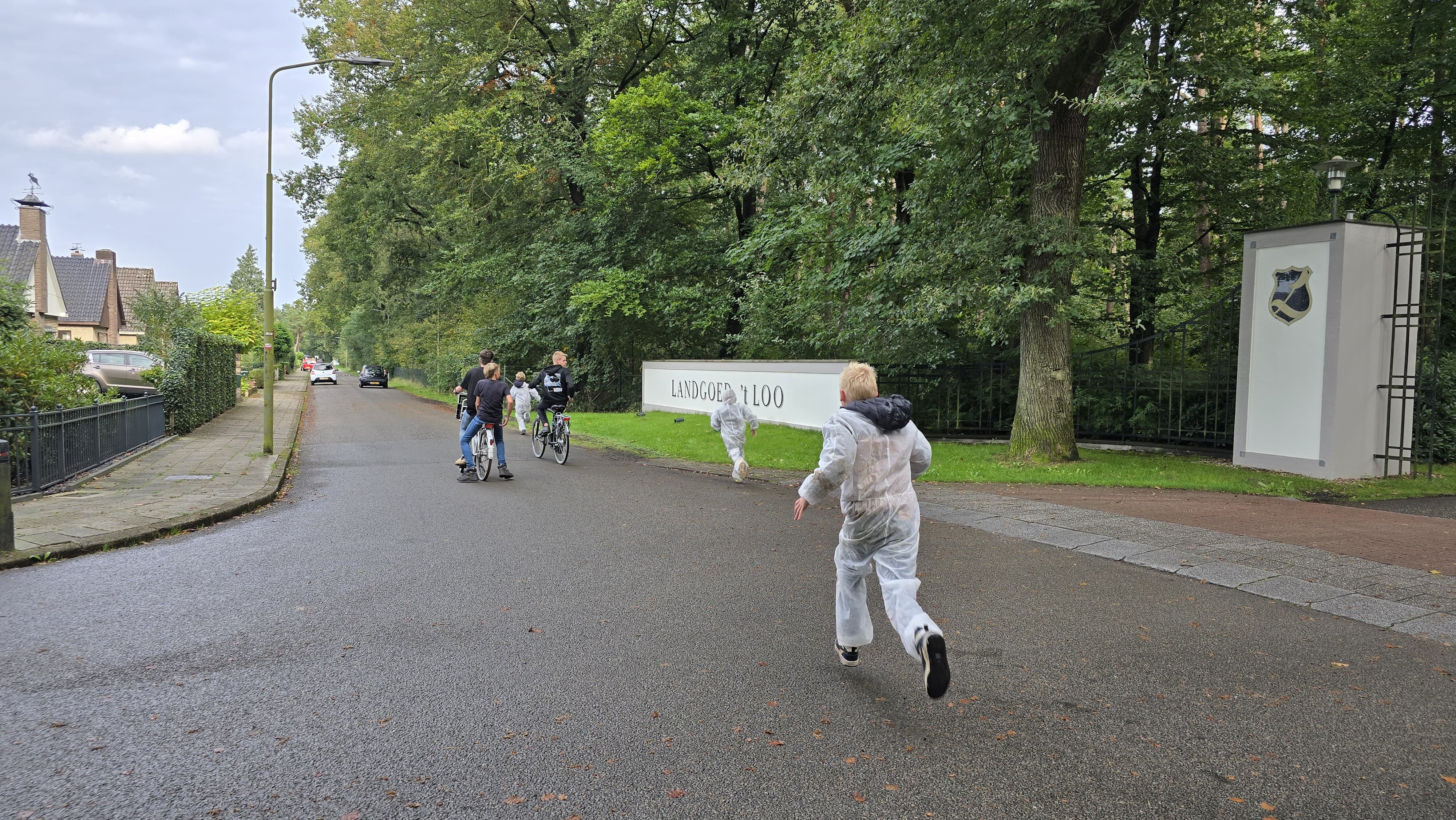 Foto: Veel politie op de been op ’t Loo, zie hier hoe kinderen op de vlucht gaan