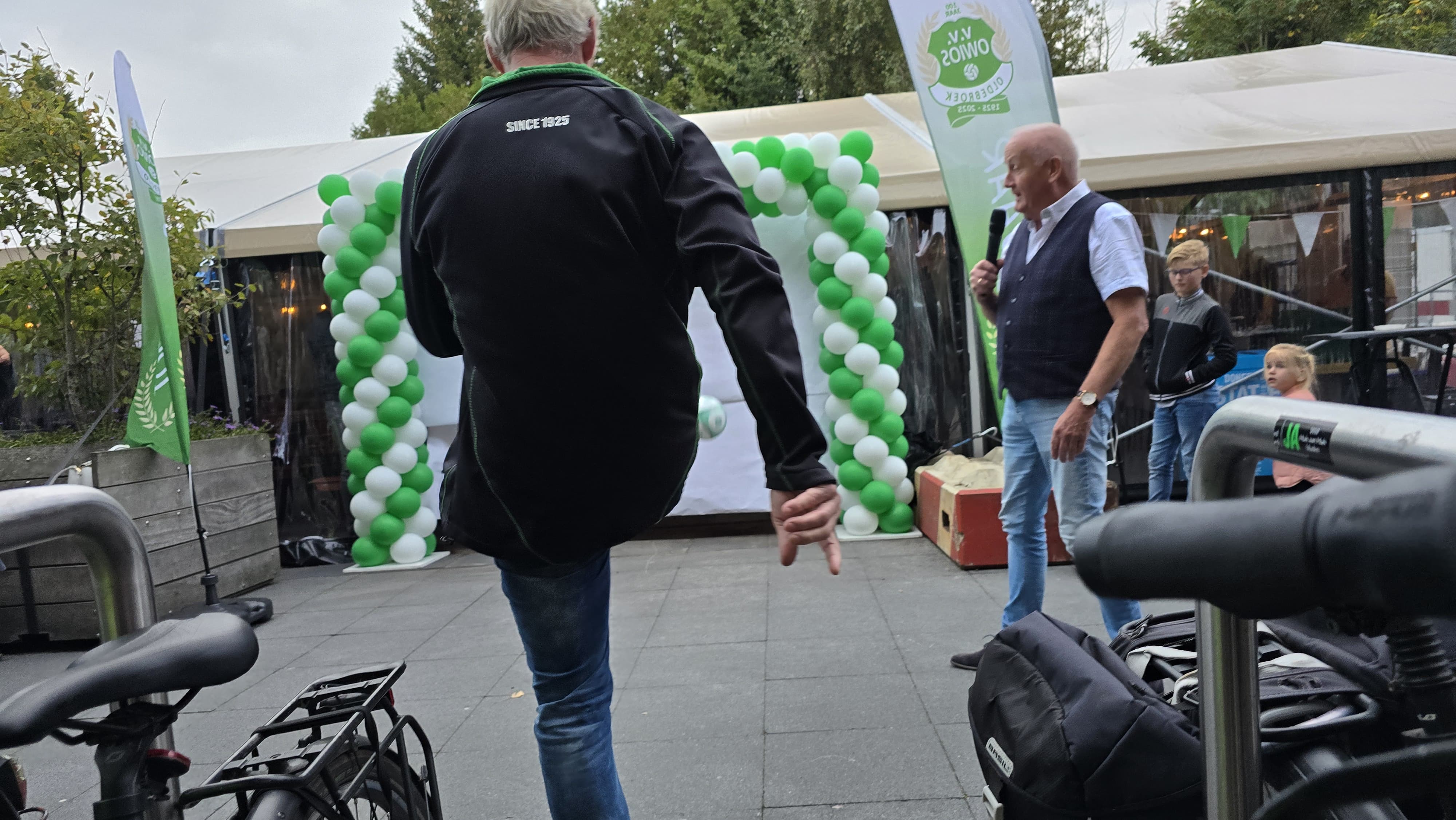 Foto: Feestweek OWIOS in volle gang, jubileumlied onthuld