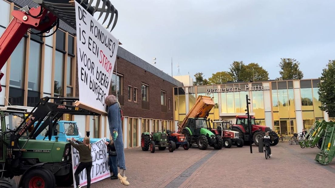 Foto: Actie met trekkers tegen komst rondweg: 'Dit tracé is niet oké'