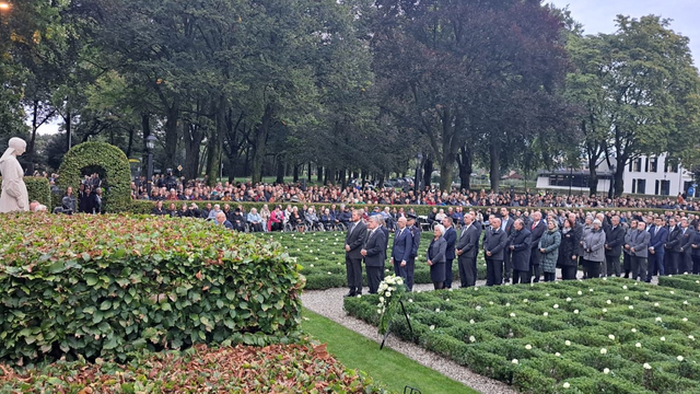 Foto: Herdenking razzia Putten met koning Willem-Alexander; ook na 80 jaar een pijnlijke herinnering