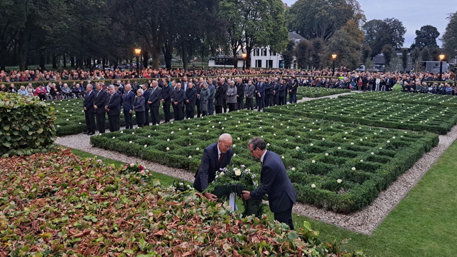 Foto: VIDEO: Dit was de herdenking van de razzia in Putten met koning Willem-Alexander