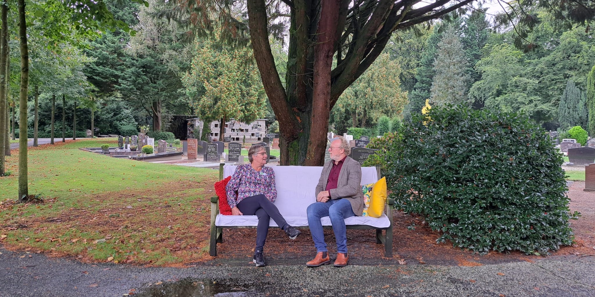 Foto: Een letterlijk Luisterend Oor op begraafplaats Oostergaarde: 'Luisteren, zonder ongevraagd advies'