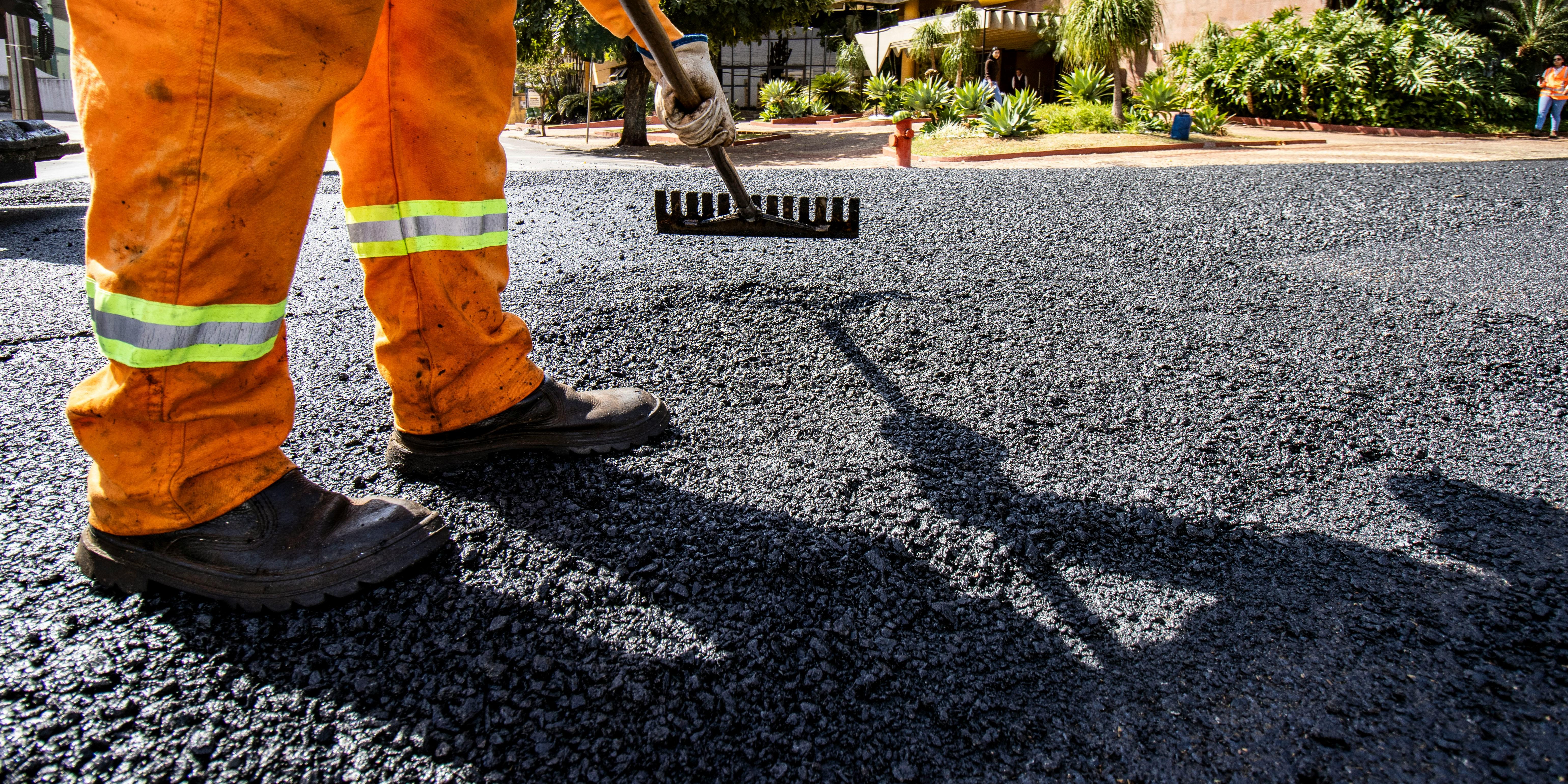 Foto: Wegdek Garderenseweg Speuld onvoldoende kwaliteit, reparaties worden uitgevoerd