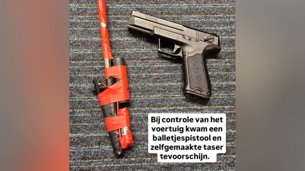 Foto: Boa stuit bij controle op zelfgemaakte taser en balletjespistool