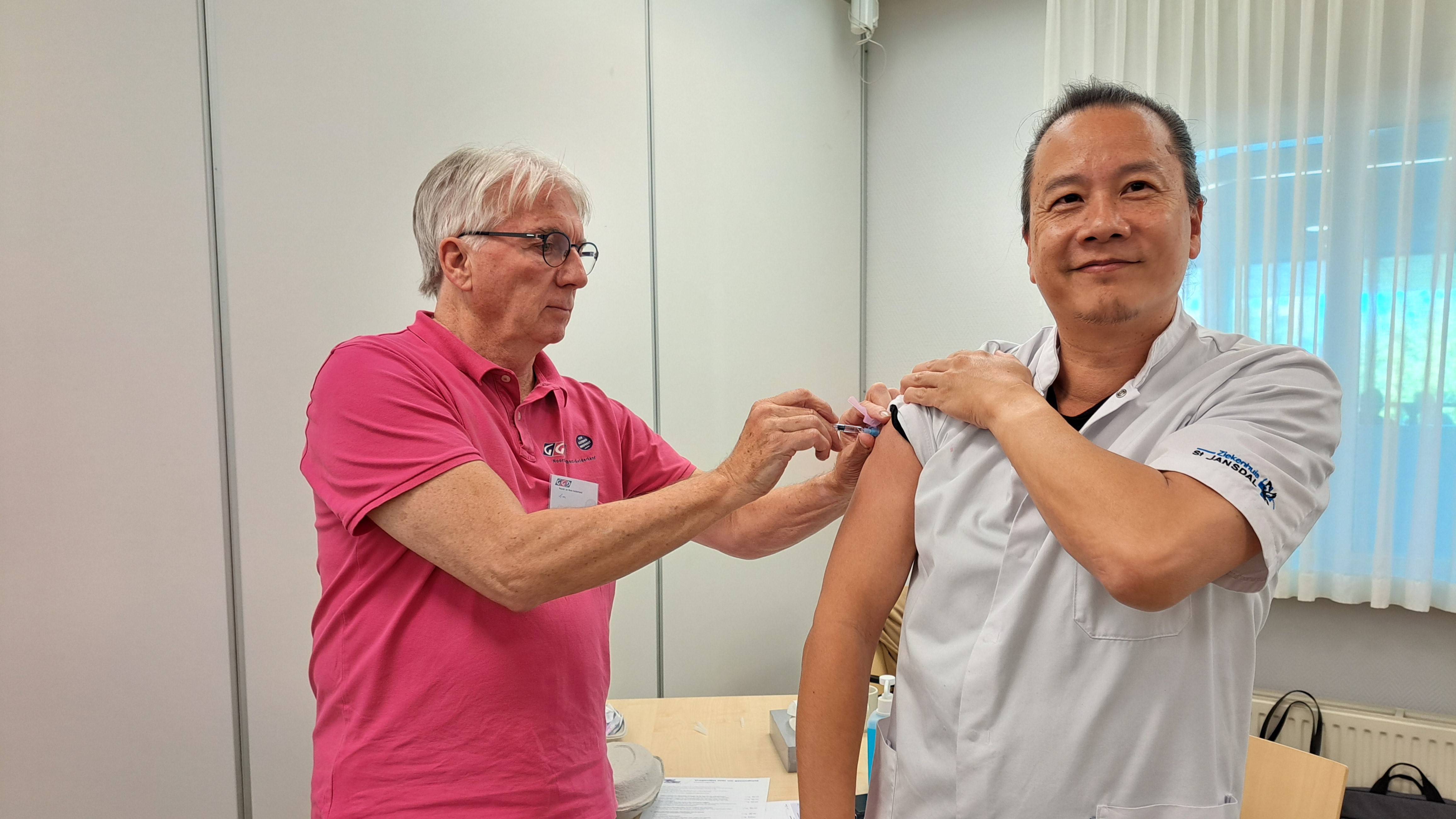Foto: Pilot gestart: GGD combineert griep- en coronaprik voor zorgpersoneel St Jansdal