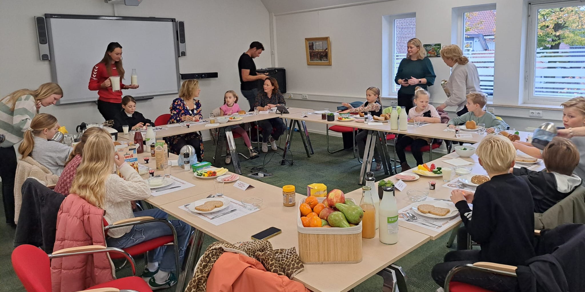 Foto: Leerlingen Franciscusschool ontbijten met burgemeester Céline Blom: 'Waarom wilde u burgemeester worden?'