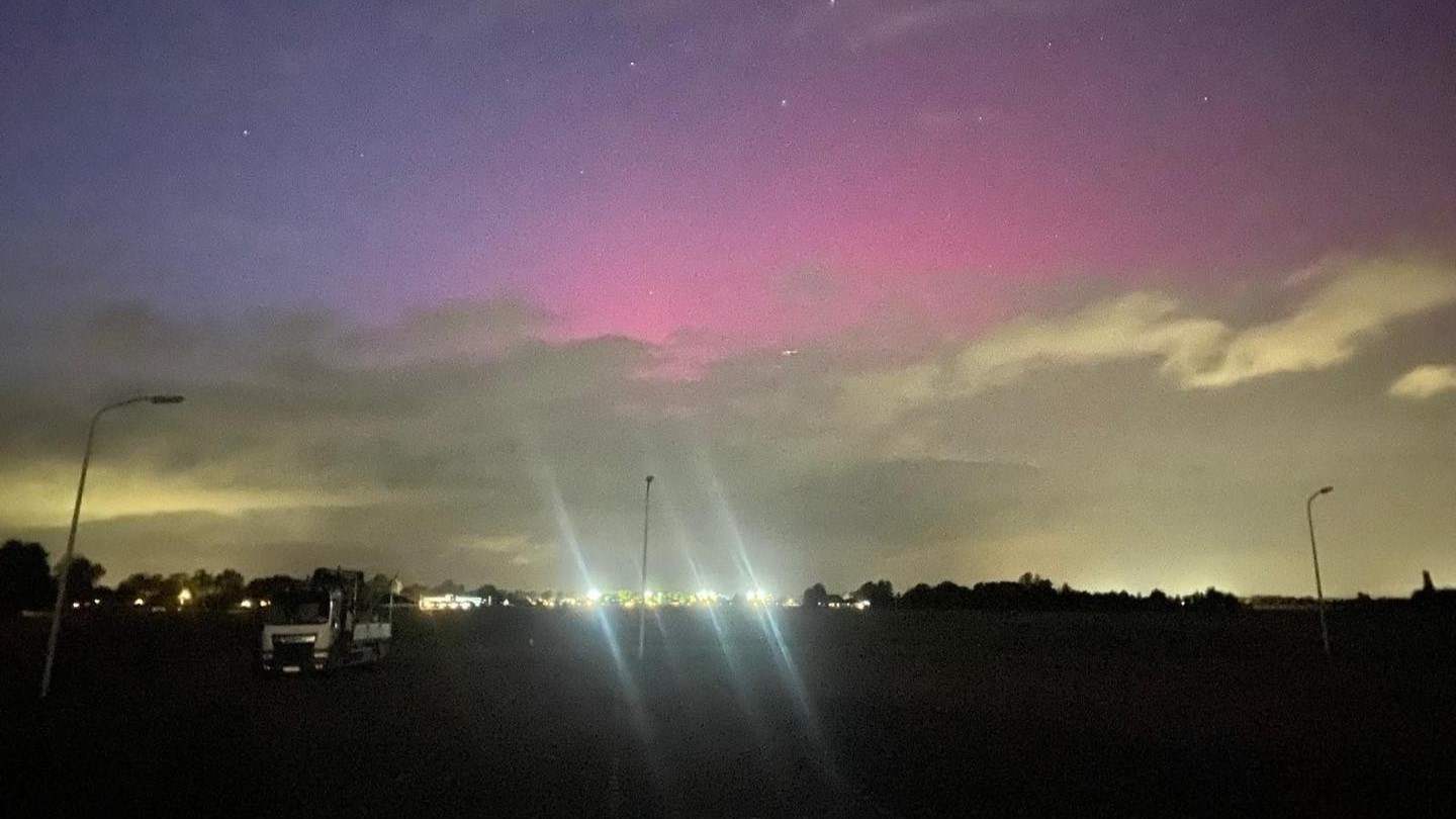 Foto: Lucht kleurt groen boven sportpark De Heughte in Oosterwolde