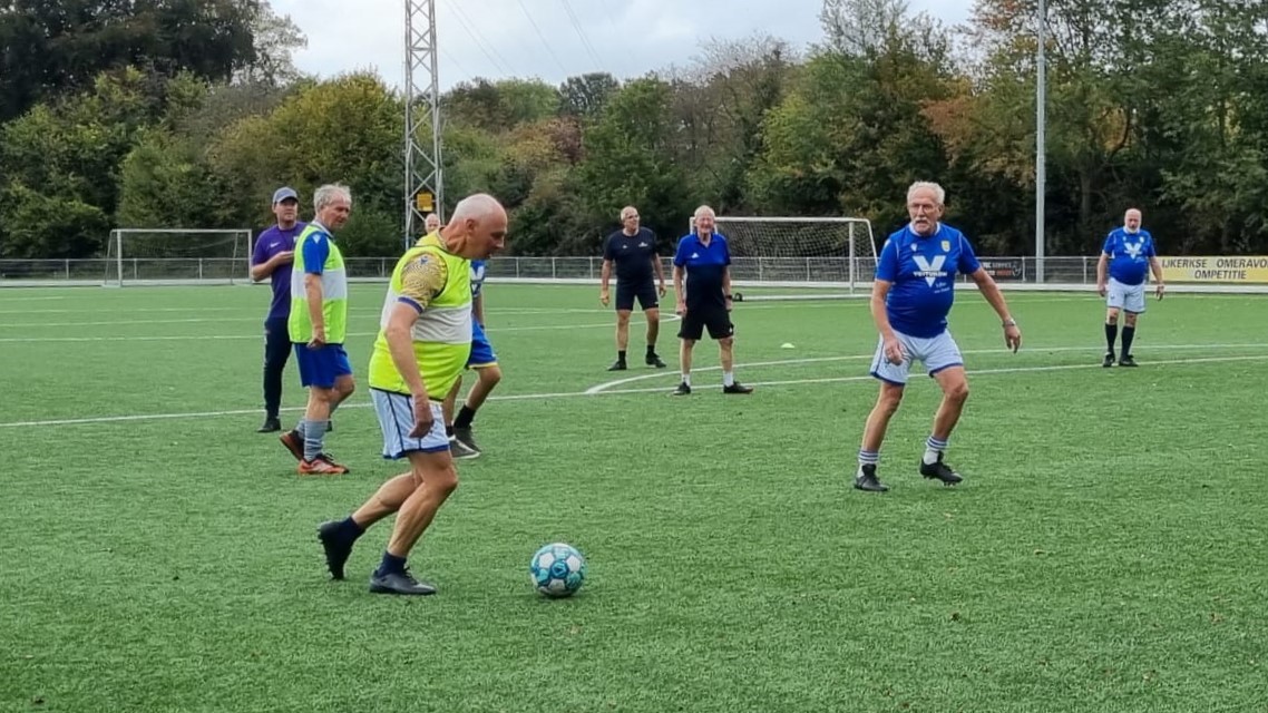 Foto: Walking Footballers schitteren bij NSC Nijkerk, 'Geweldig om weer met de jongens op het veld te staan'