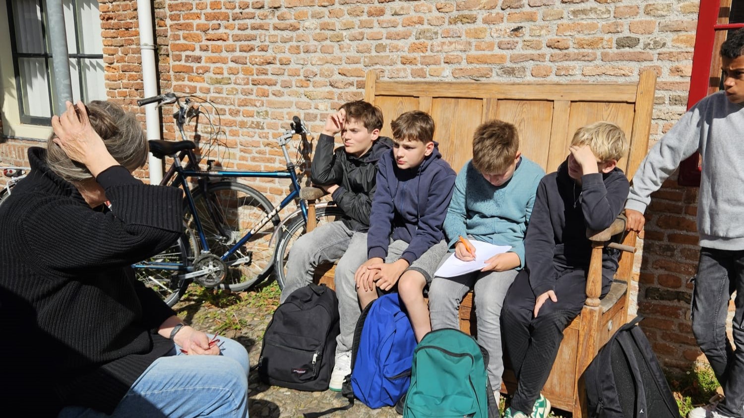 Foto: Leerlingen Nuborgh uit Elburg ontdekken de vesting: ‘We wonen hier liever dan in Amsterdam’