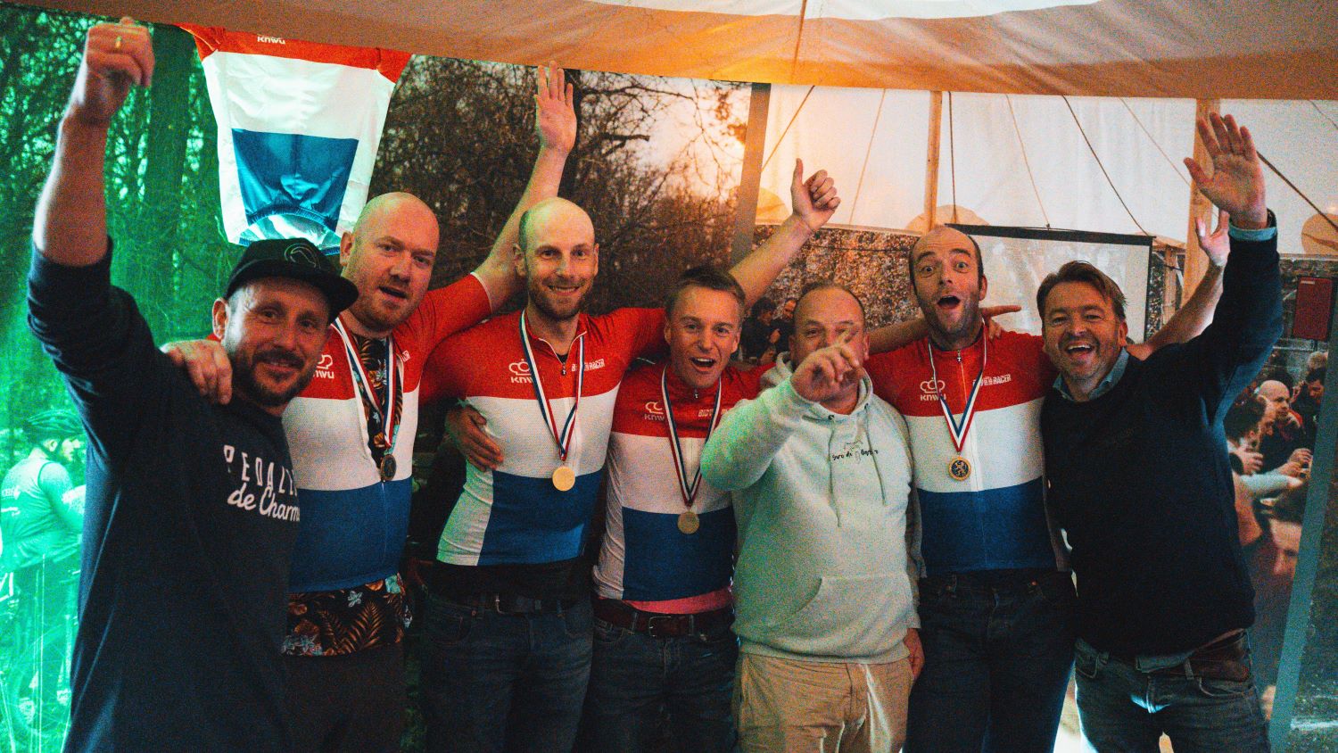 Foto: De Condors winnen eerste Nederlands Kampioenschap Wielerquiz in Elburg