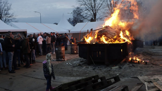 Foto: Vlam der In blijft knallen aan de Kolmansweg