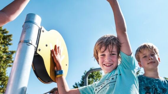 Foto: High-five project in Oldebroek alweer even bezig: ‘Kinderen bewegen meer en het is verkeersveiliger’