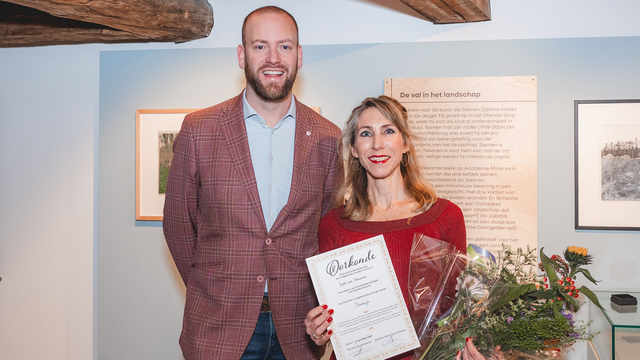 Foto: Conservator Sophie van Steenderen ontvangt onderscheiding: 'Kunst moet er voor de hele stad zijn'