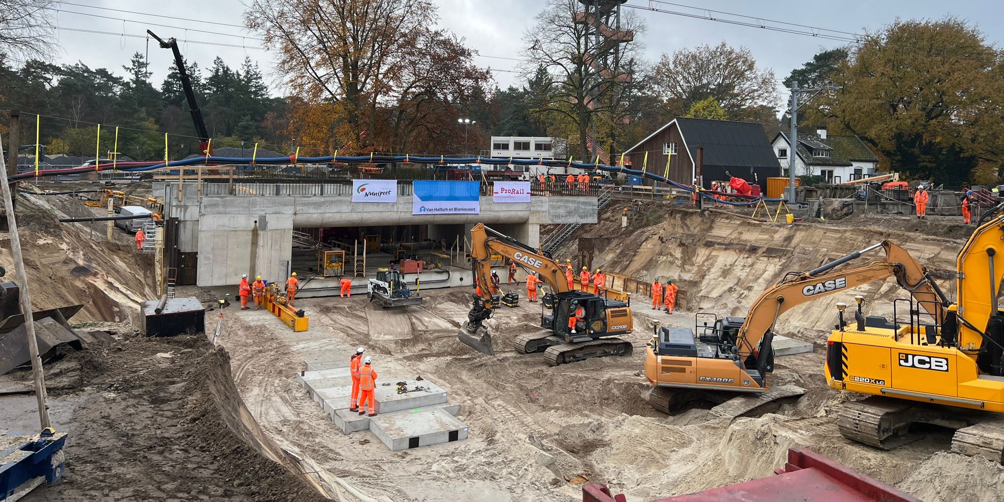 Foto: Plaatsing tunnelbakken spoor Nunspeet: 'Duurste project uit Nunspeetse geschiedenis'