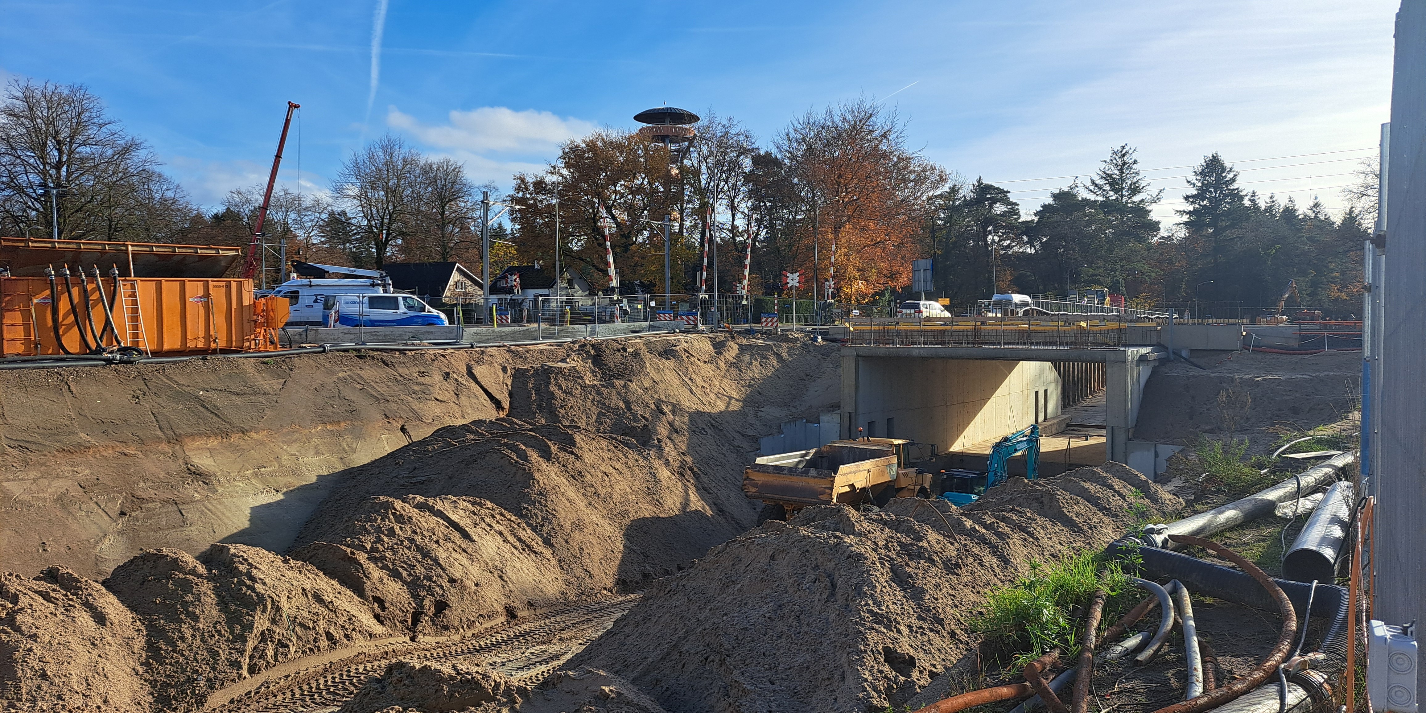 Foto: Wethouder Van de Bunte blikt terug op werkzaamheden station Nunspeet: 'Spectaculaire deel ligt achter ons'