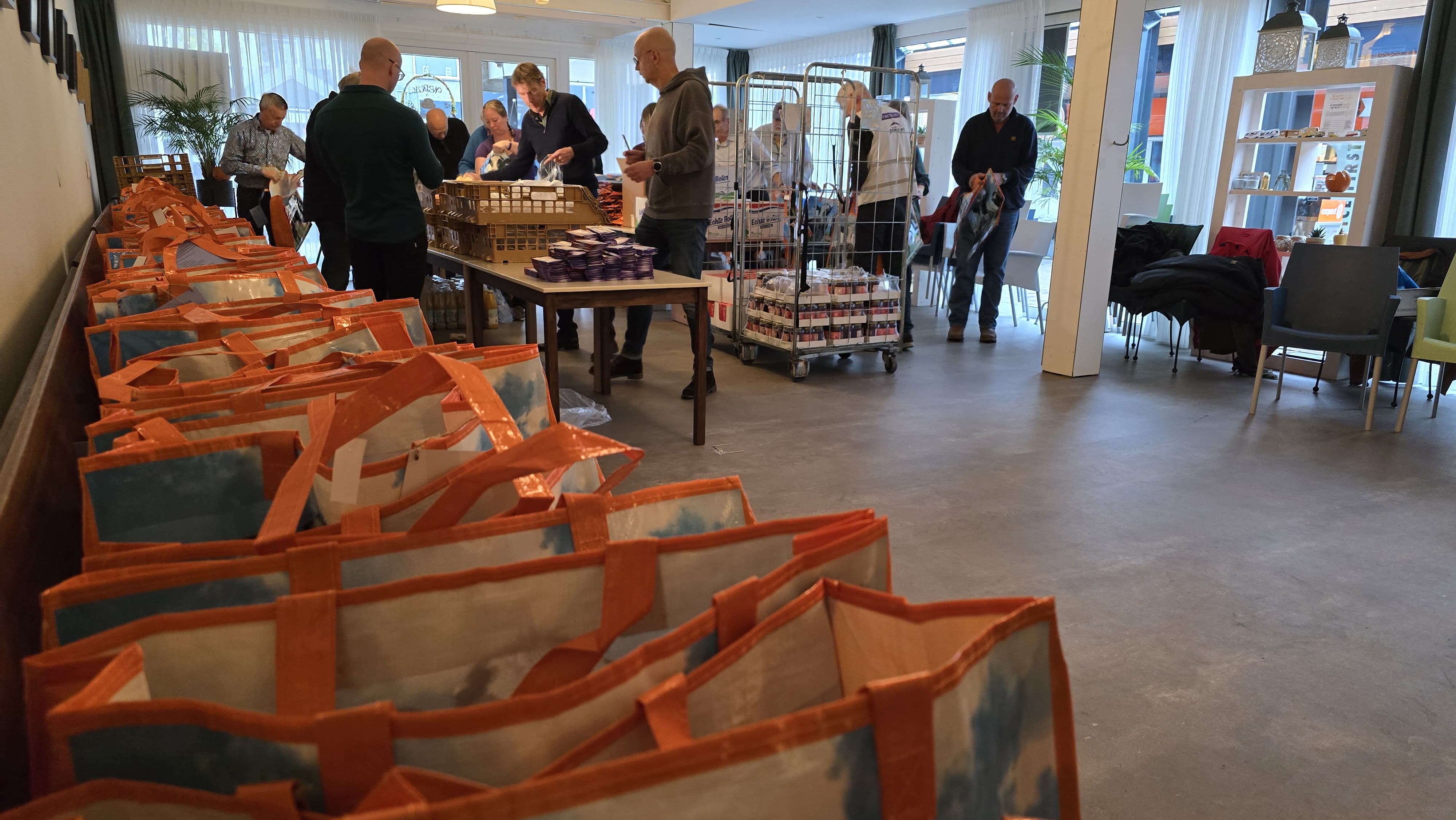 Foto: Mooie reacties na uitreiken lunchpakketten in Oldebroek afgelopen weekend: ‘Men is ontroerd en dankbaar’