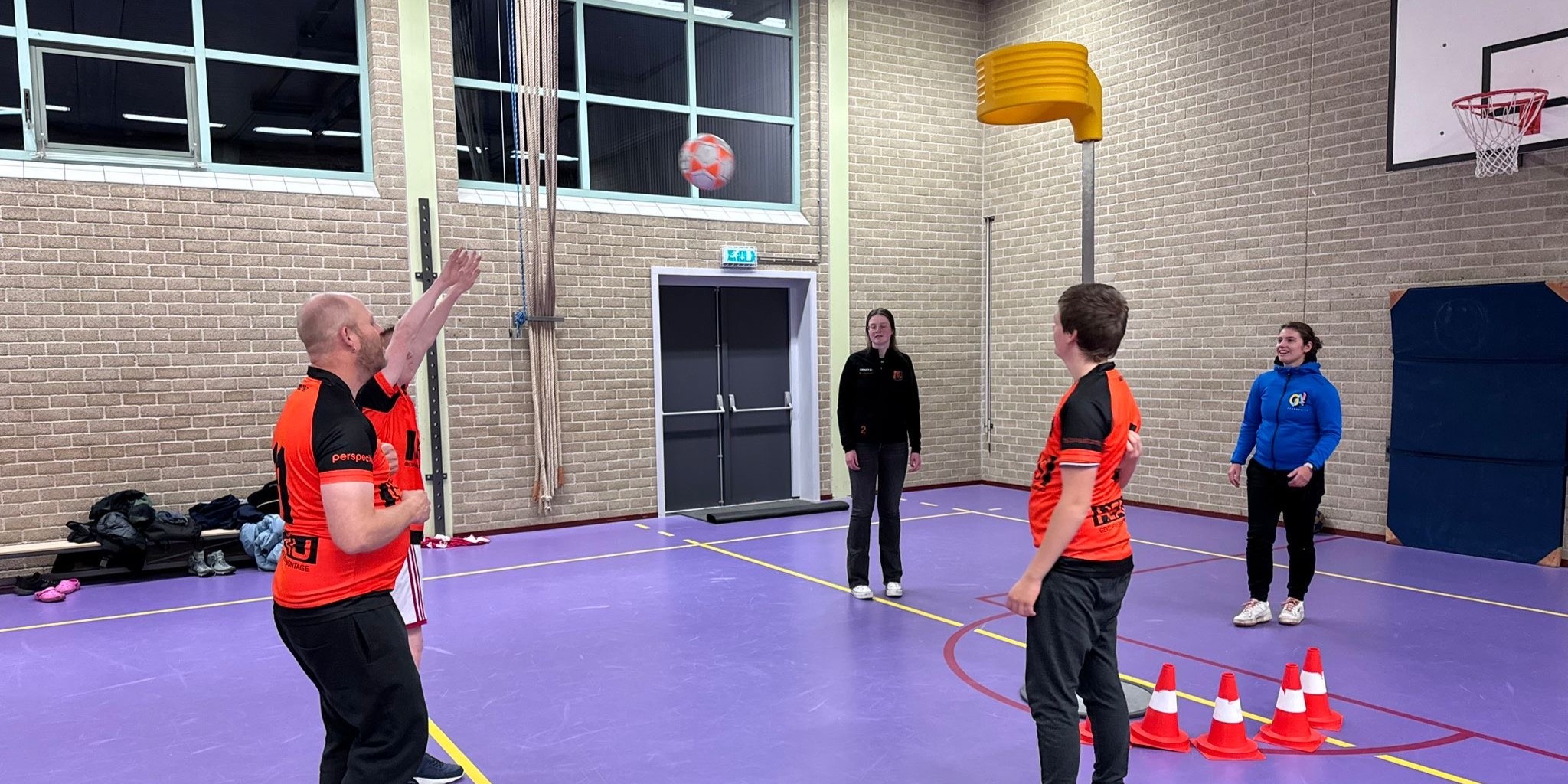 Foto: Nieuw G-korfbalteam van start in Harderwijk: 'Plezier staat voorop'