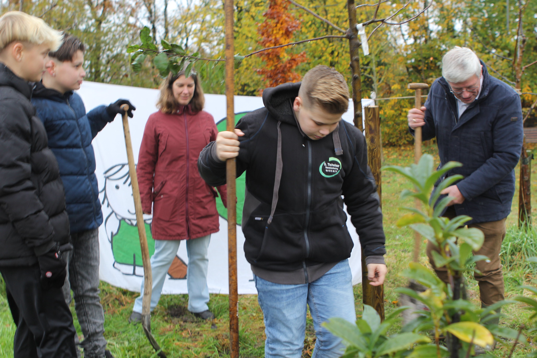 Foto: Kijk hier hoe leerlingen van De Bron samen met de wethouder fruitbomen planten in Wezep