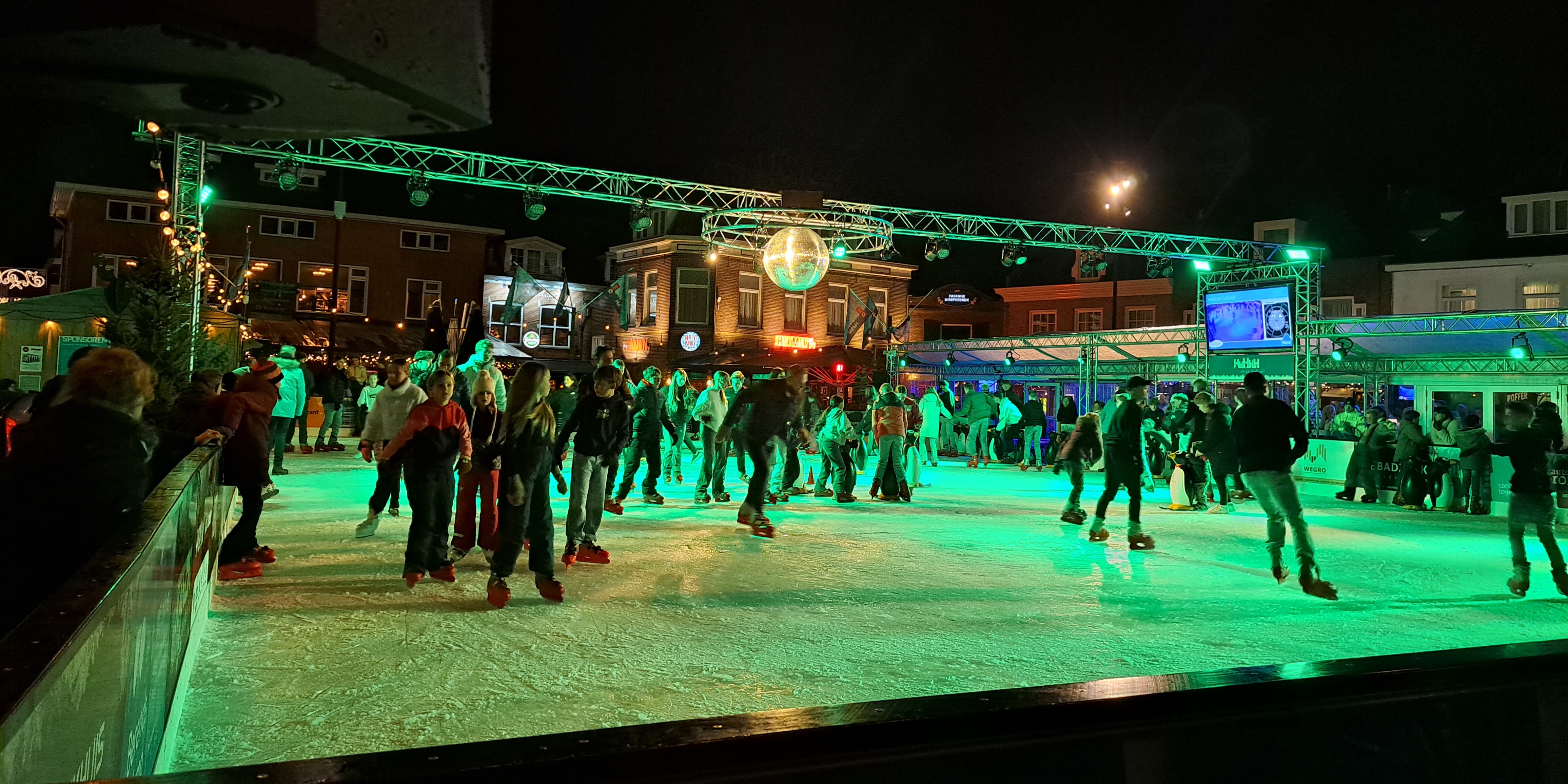 Foto: Schaatsbaan op de Markt van Harderwijk weer geopend