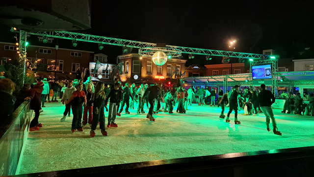 Foto: Schaatsbaan op de Markt van Harderwijk weer geopend