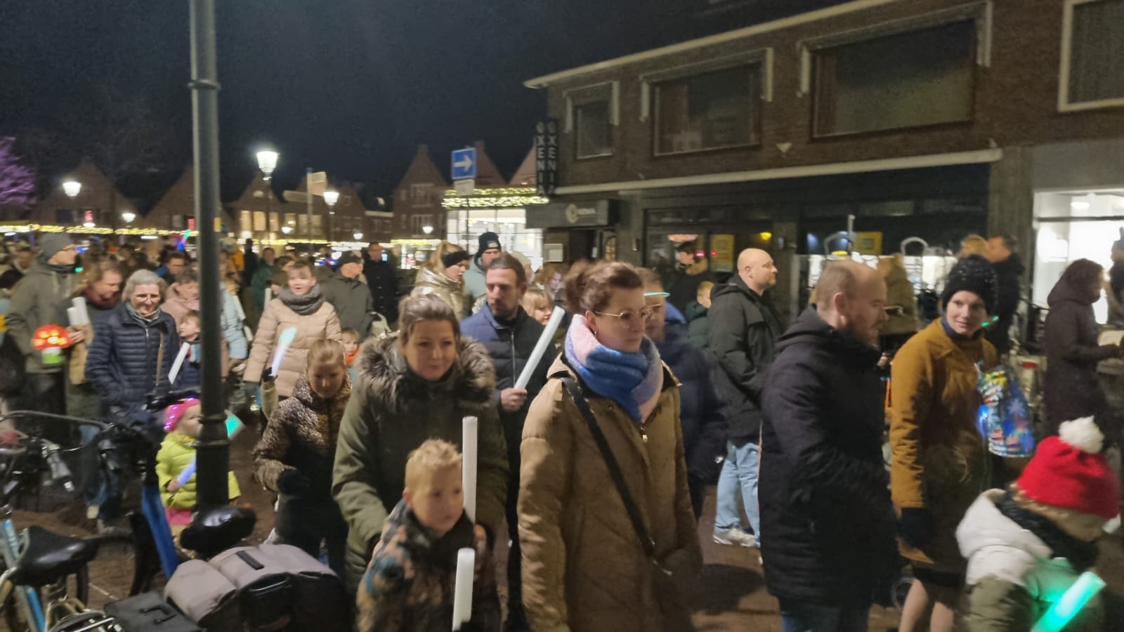 Foto: Drukke opkomst bij Lichtjesoptocht in Nijkerk